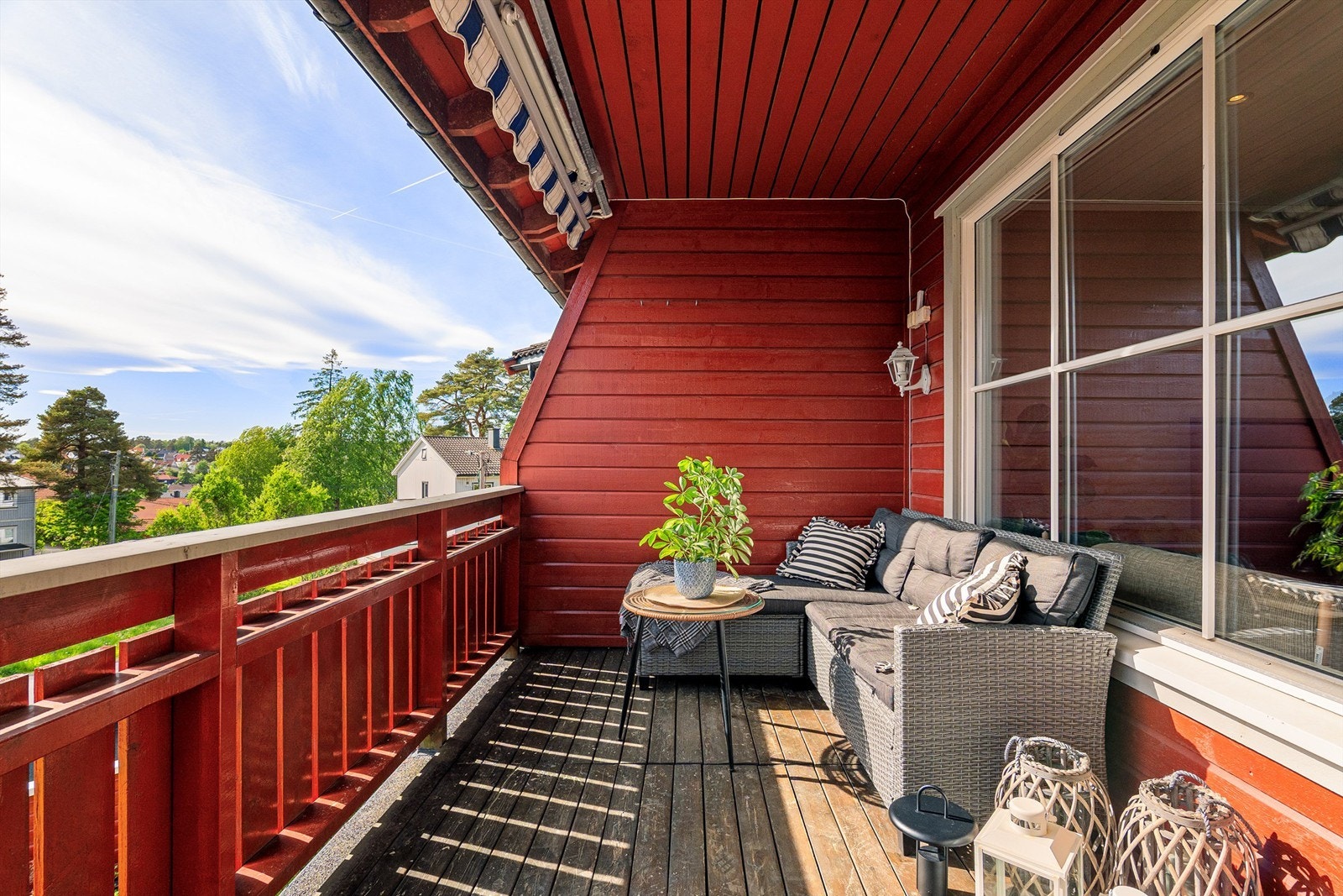 Romslig sørvestvendt veranda gir fantastiske solforhold på sommerstid. Galleribilde