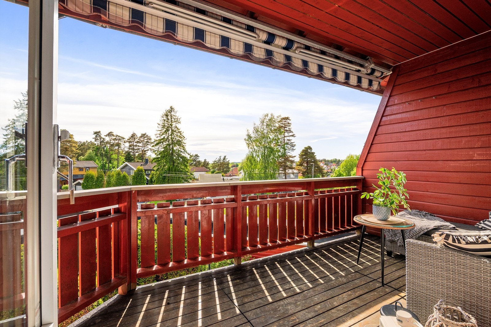 I tillegg til gode solforhold er det også flott utsikt på verandaen. Her ser du helt til de skogkledde toppene i Gressvikmarka. Galleribilde