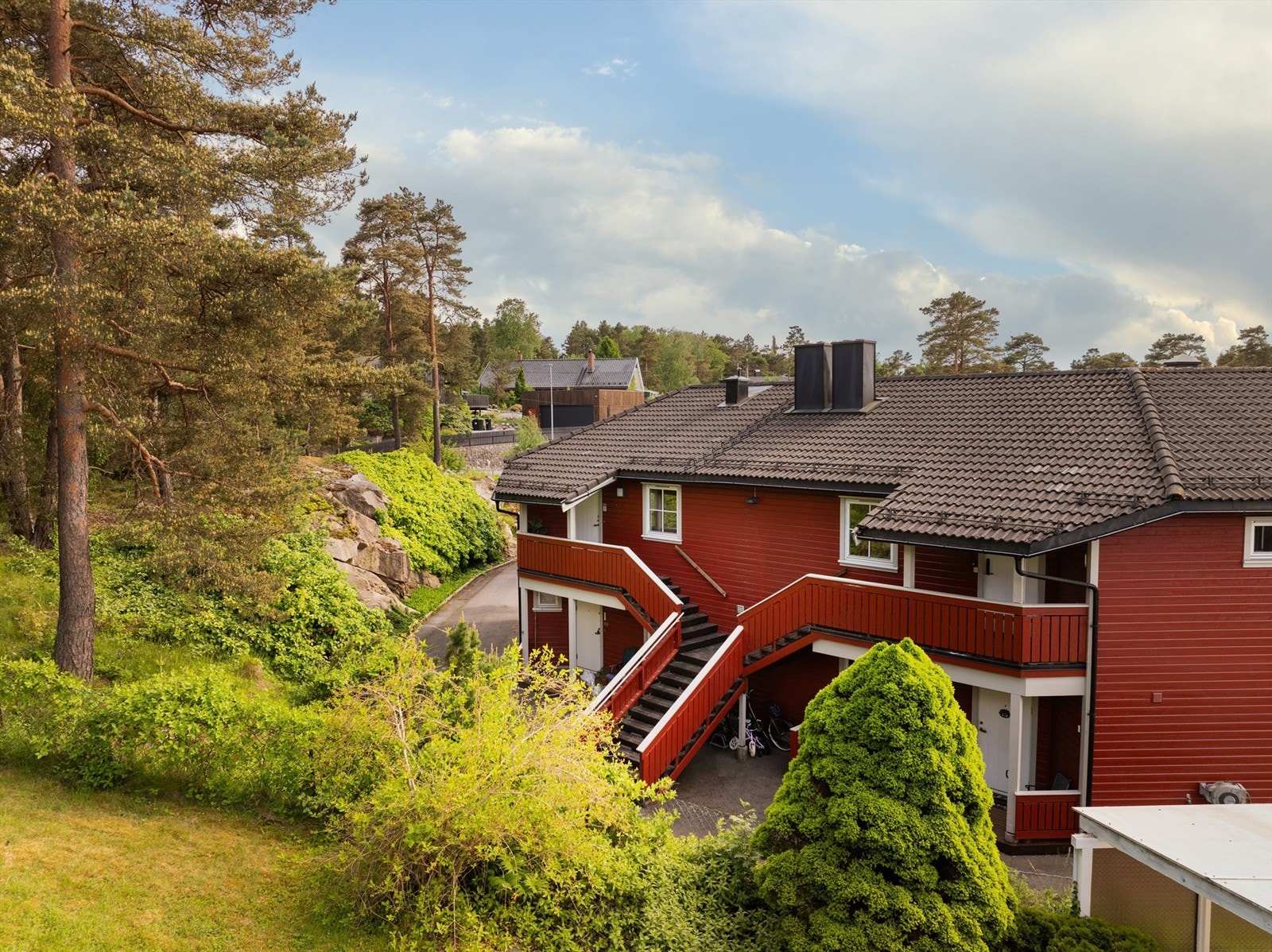 Sameiet består av i alt åtte boligseksjoner/leiligheter. Trappen deles kun med tilstøtende sidenabo. Galleribilde