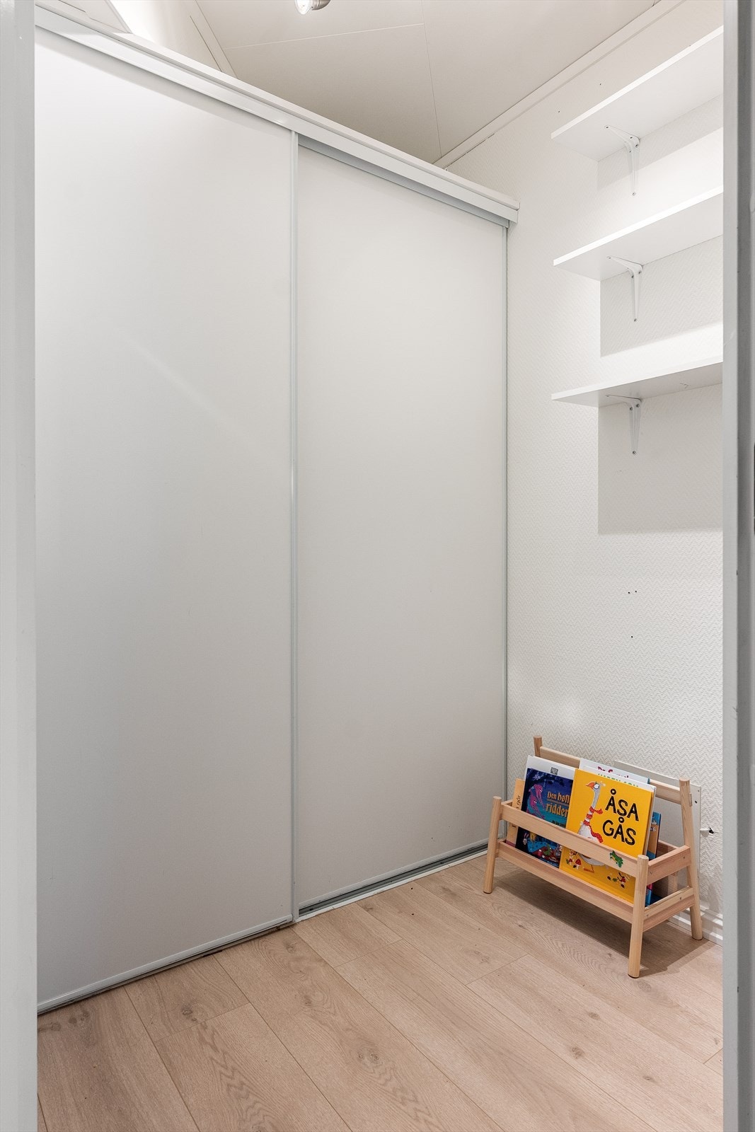 Skyvedørsgarderobe er installert også i boden ved entreen. Galleribilde