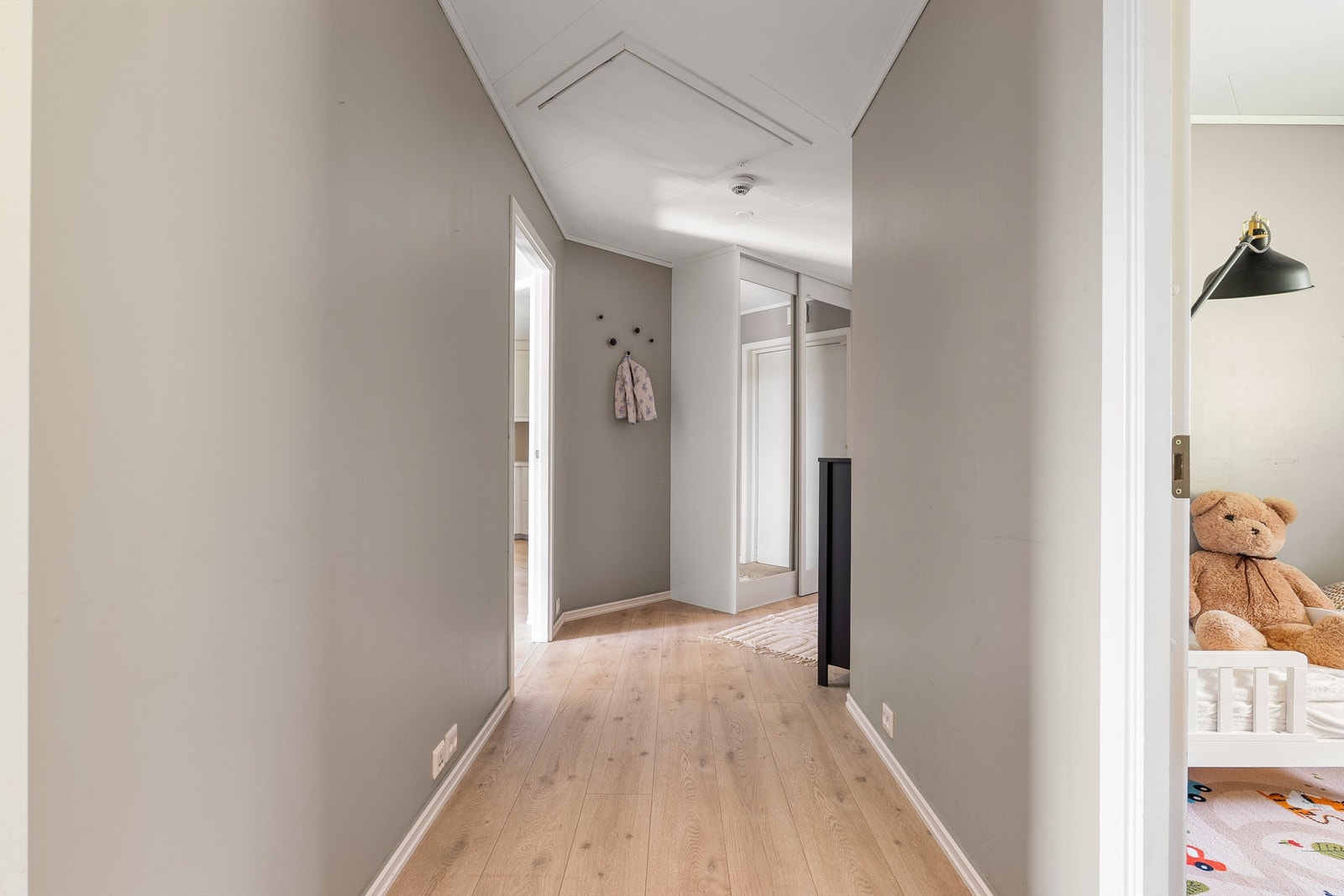 Loftet over leiligheten er tilgjengelig gjennom luke i entreens himling. Galleribilde