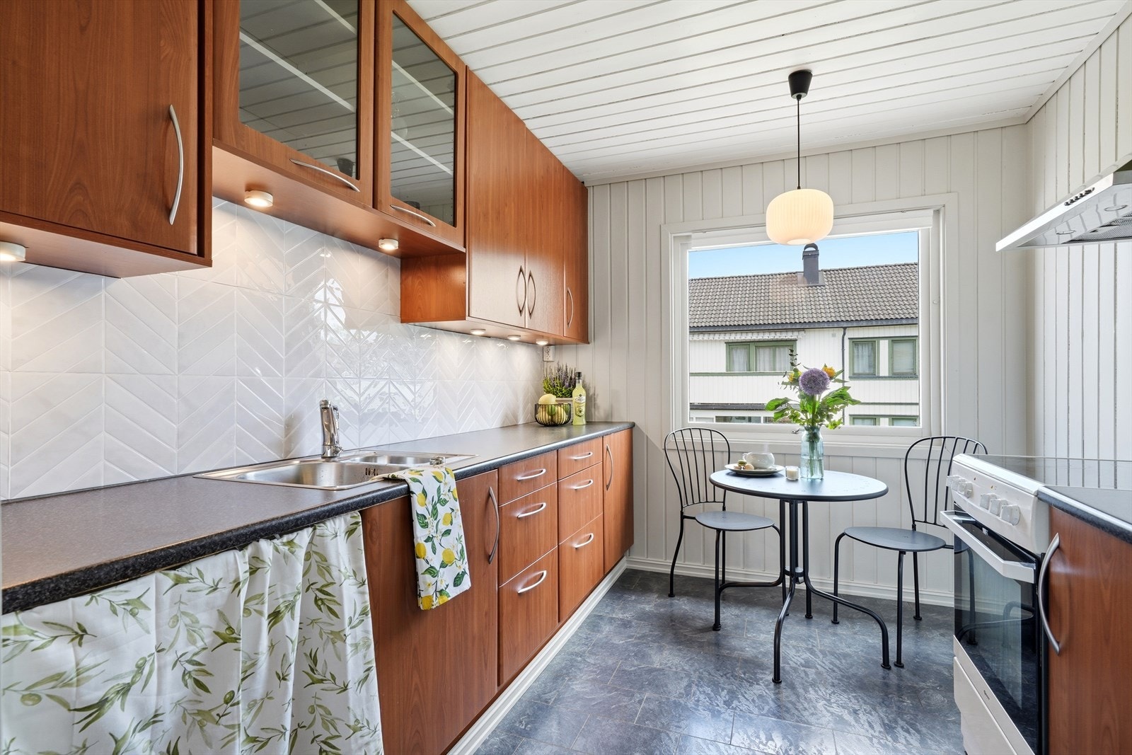 Kjøkkenet er utstyrt med komfyr, ventilator og kjøl/frys. Galleribilde