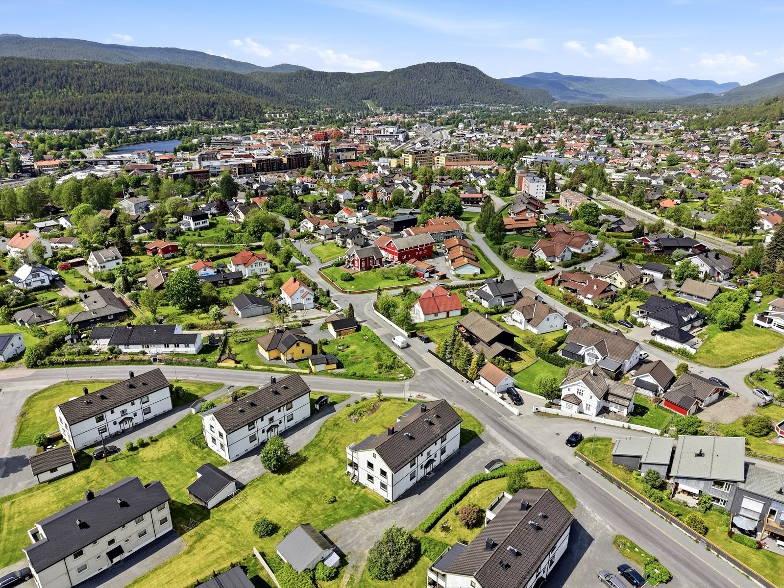 Fra boligen er det kort vei til Kongsberg sentrum med alle servicetilbud. Galleribilde