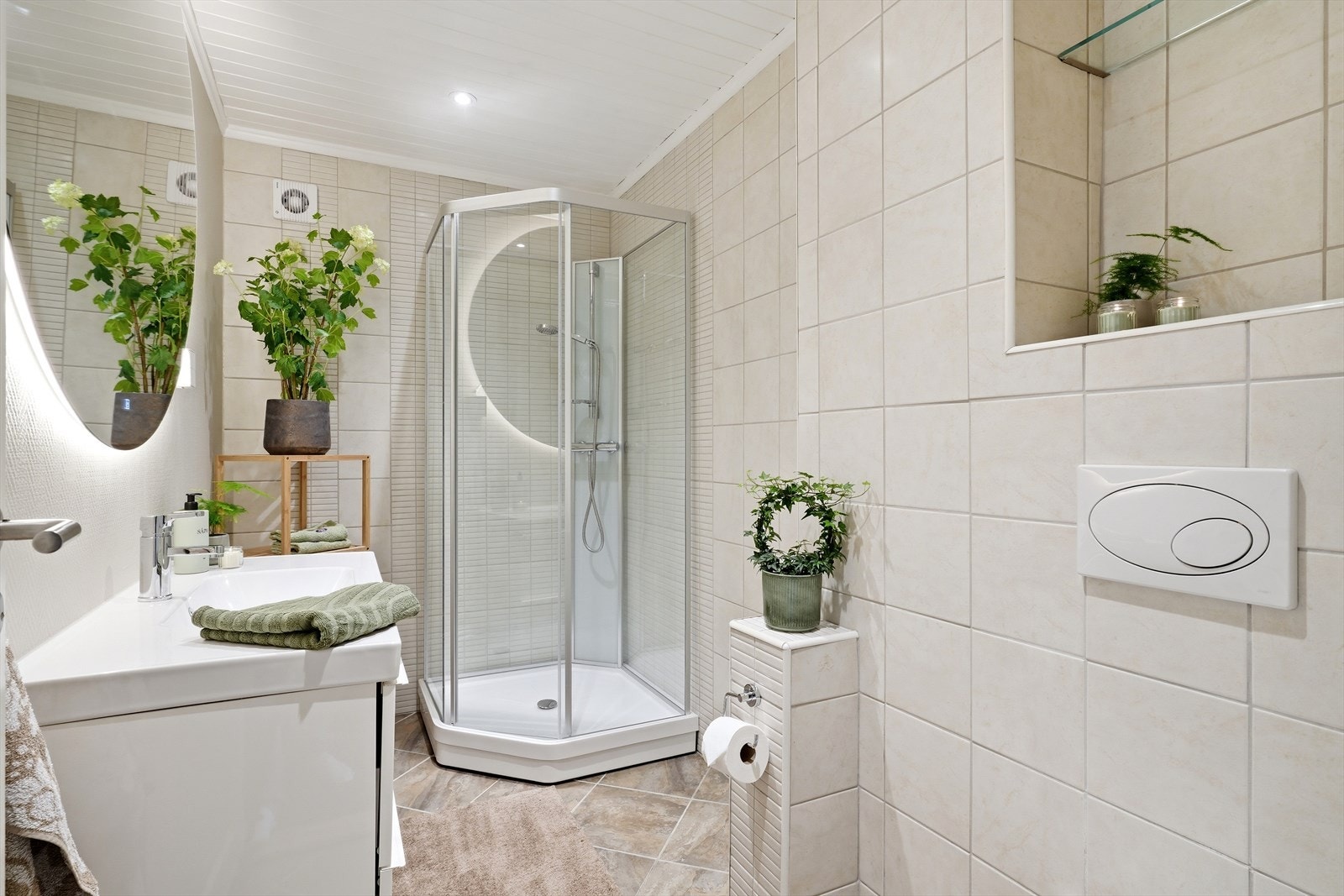 Badet er utstyrt med veggmontert toalett og dusjkabinett. Galleribilde