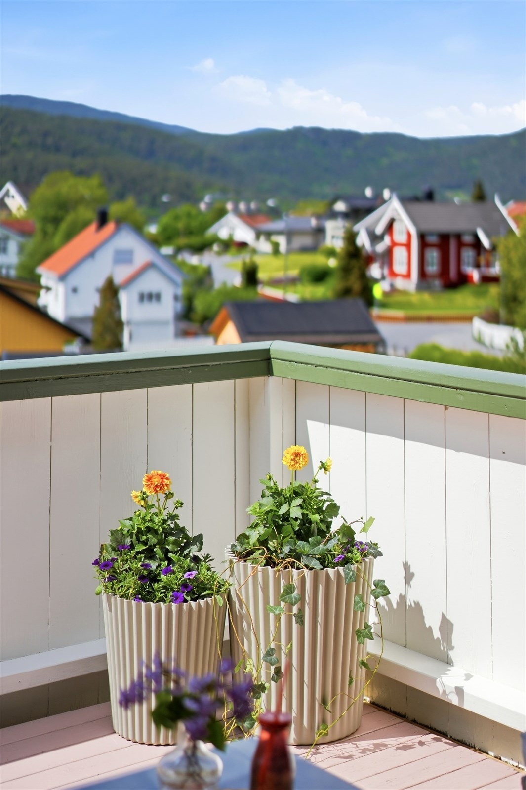 Utsikt fra balkongen mot nærområdet. Galleribilde