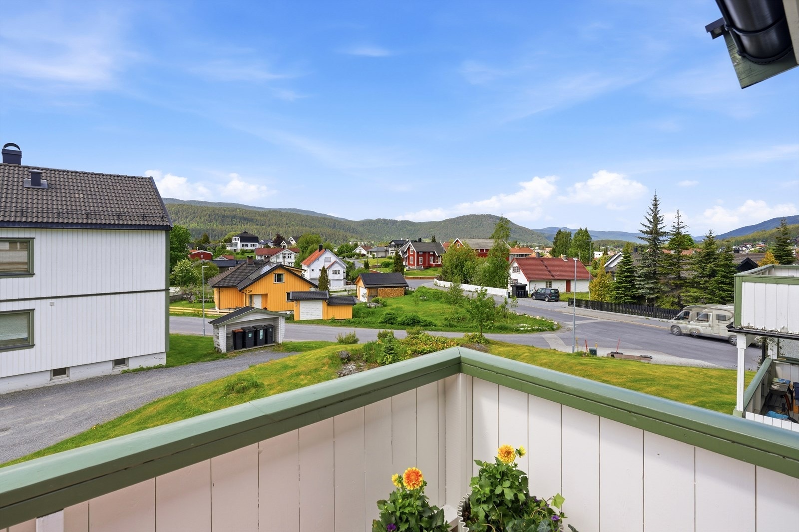 Utsikt over et stille og rolig nabolag fra balkongen. Galleribilde
