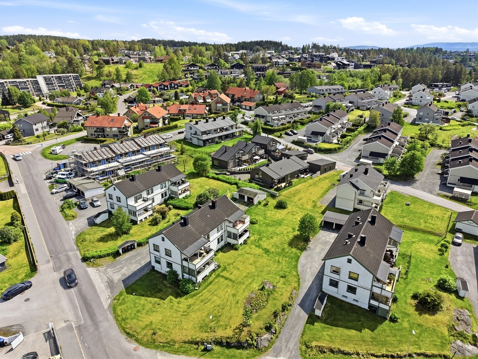 Flere skoler og barnehager i nærheten, som Madsebakken skole og Risteigen barnehage. Galleribilde