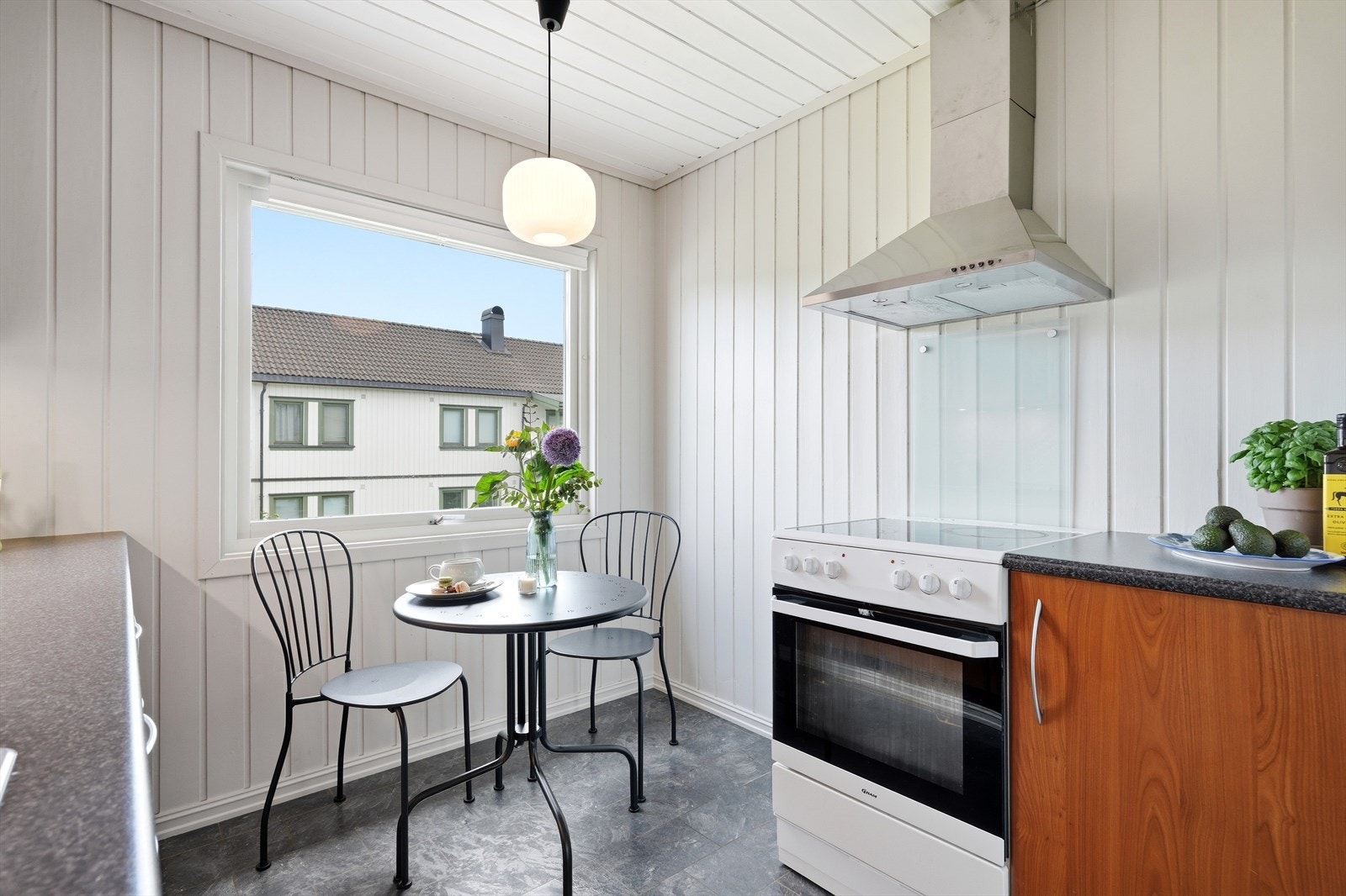 Kjøkkenet har plass til en hyggelig spiseplass ved vinduet. Kjøkkenventilator med kullfilter fra 2023. Galleribilde