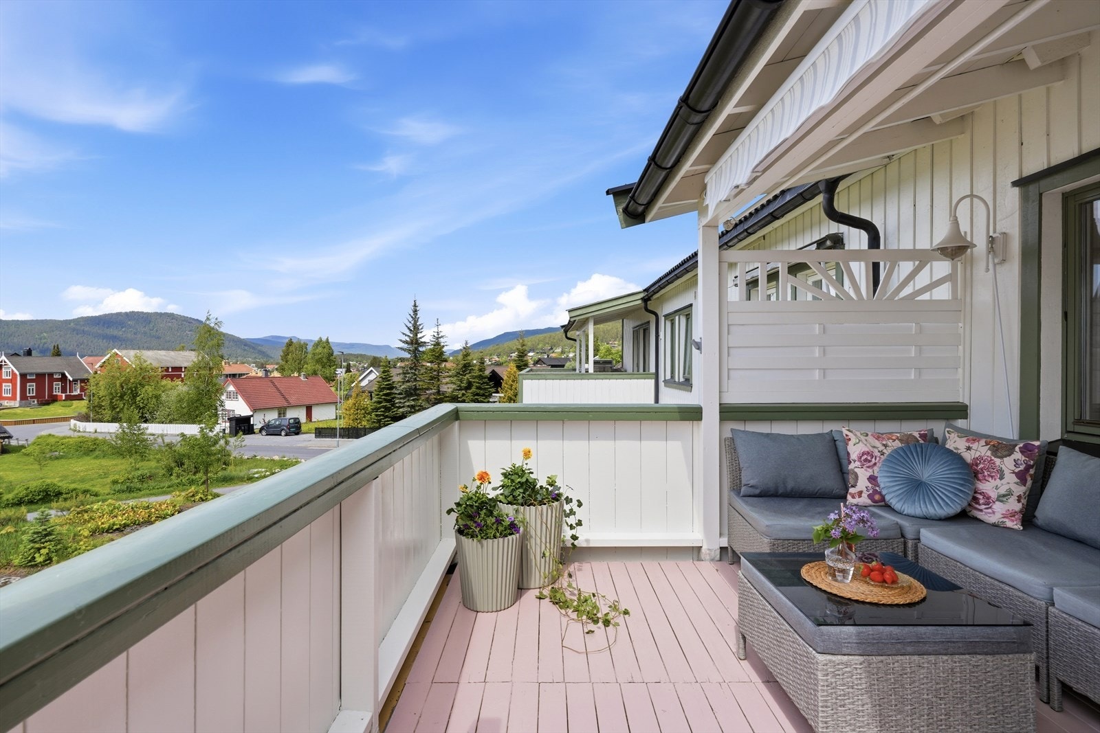 Fra balkongen er det utsikt over et etablert og rolig nabolag. Galleribilde