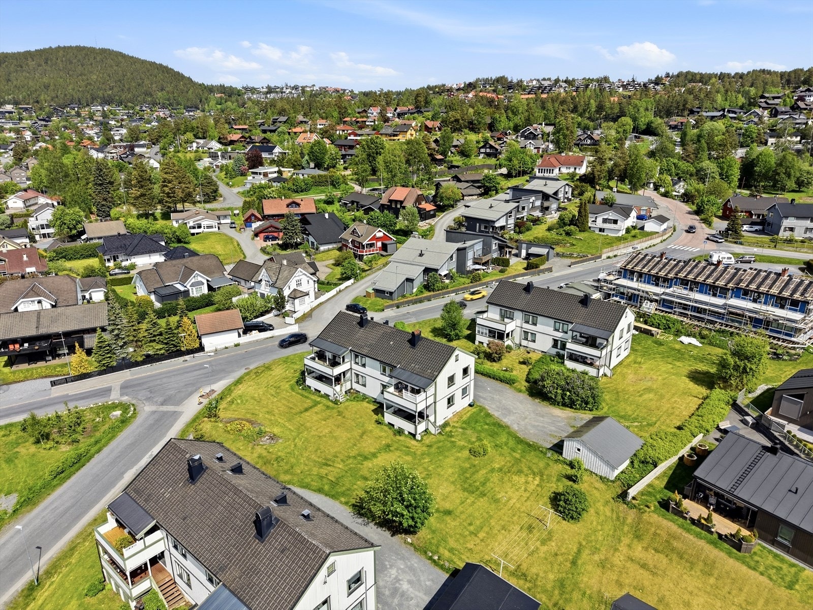 Etablert boligområde med en blanding av firemannsboliger, rekkehus og eneboliger. Galleribilde