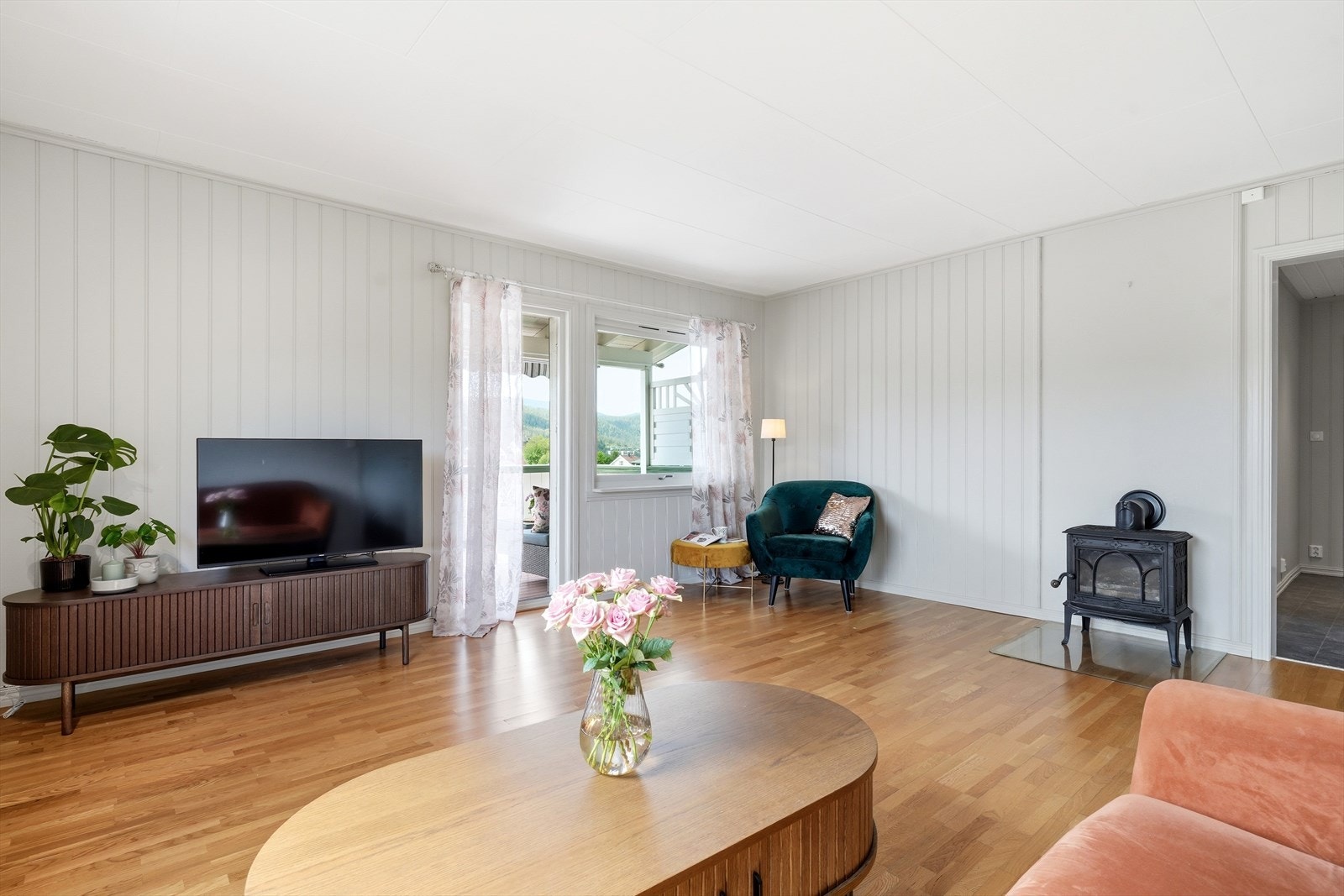 Stuen er romslig og enkel å møblere. Galleribilde