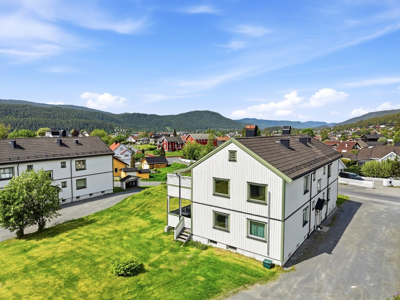 Boligen ligger i et etablert og sentralt boligområde i Kongsberg. Galleribilde