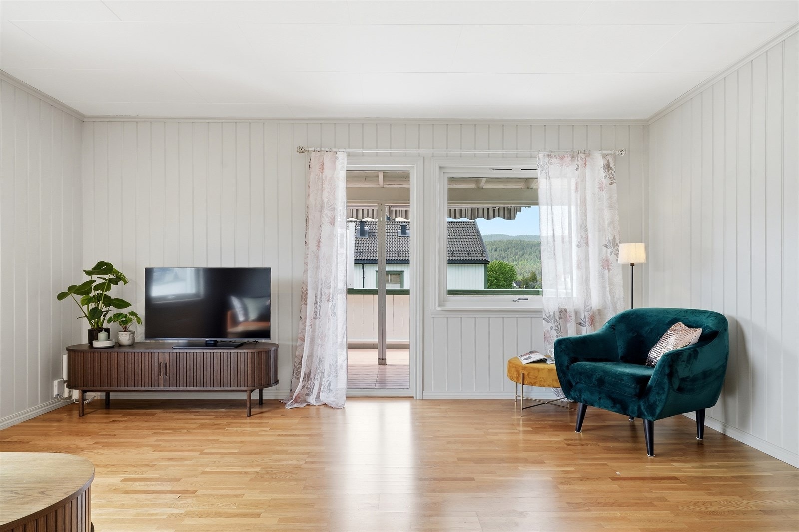 Stuen har parkett på gulvet og god plass til både sofagruppe og TV-møblement. Galleribilde