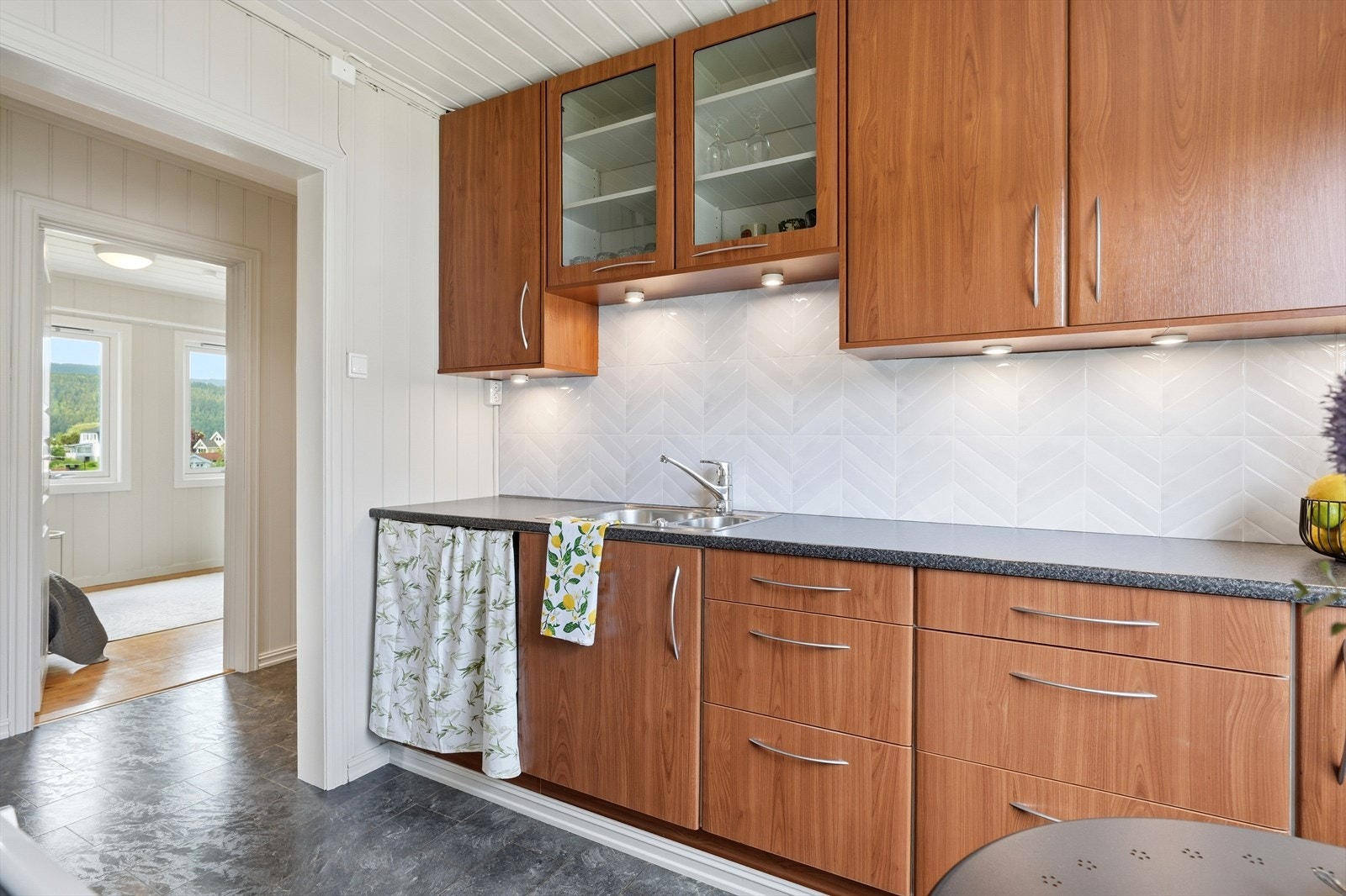 Overflatene på kjøkkenet består av panel i himling, panel på vegger og laminat på gulv. Galleribilde