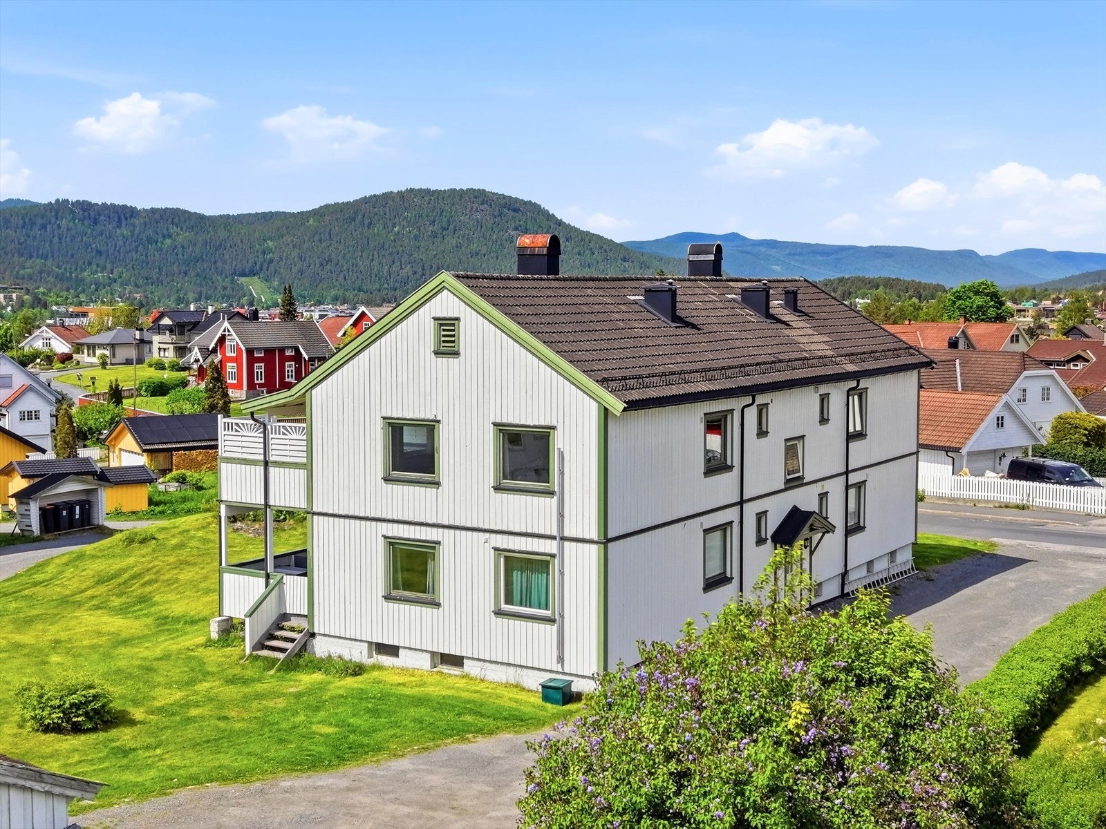 Leiligheten disponerer to boder i kjelleren og én bod på loftet. Galleribilde
