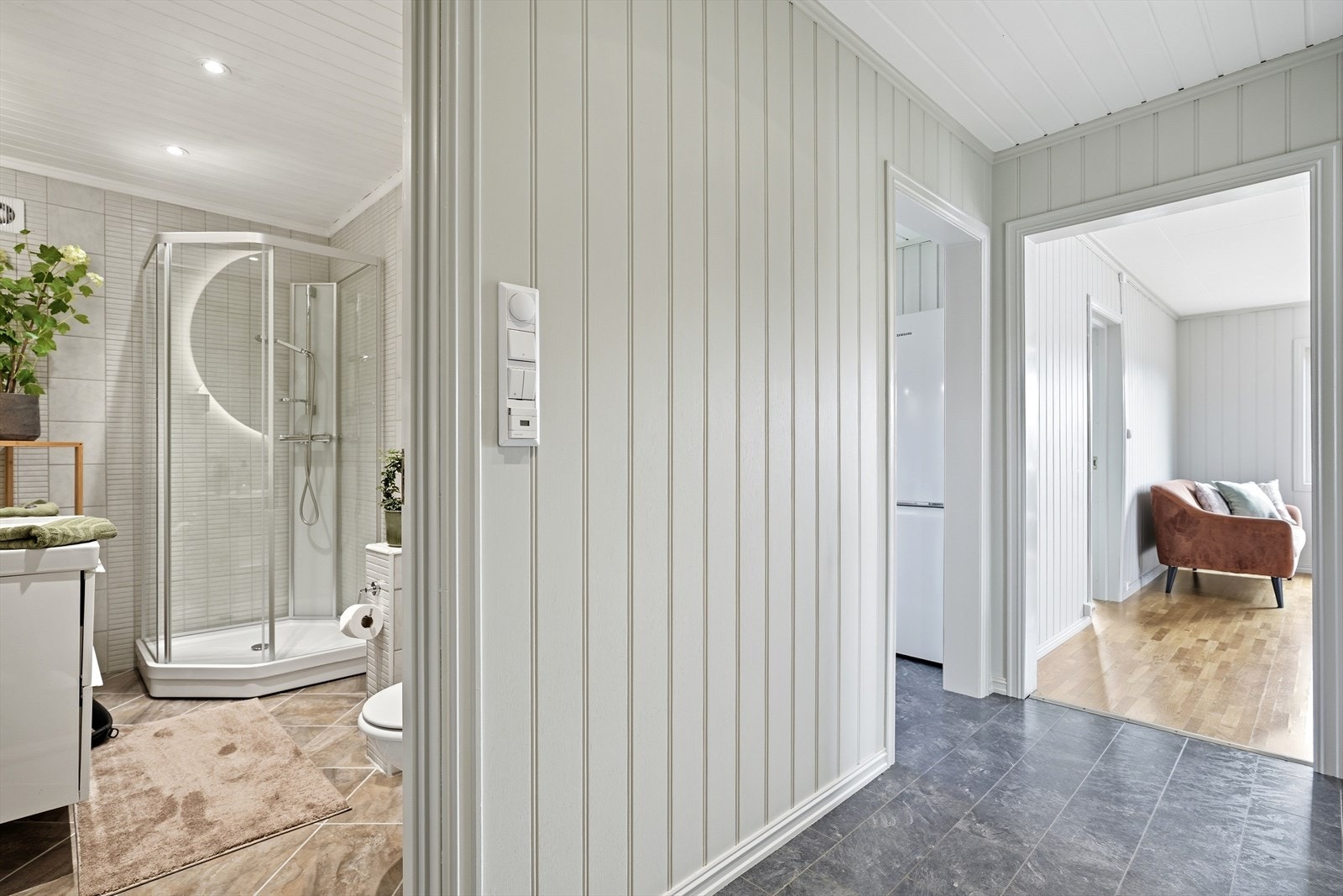 Entréen har adkomst til badet og leder videre inn til kjøkken og stue. Galleribilde