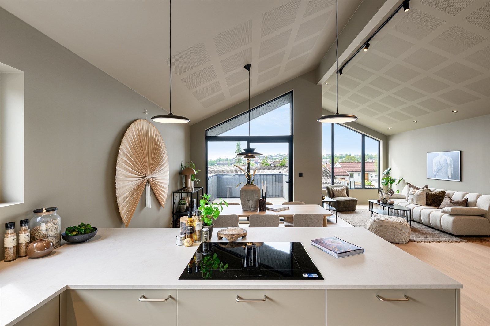 Kjøkkenet er stilrent og moderne, oppført i en smart u-form med god skapplass, fine arbeidsflater og bred barløsning mot stuen. Galleribilde