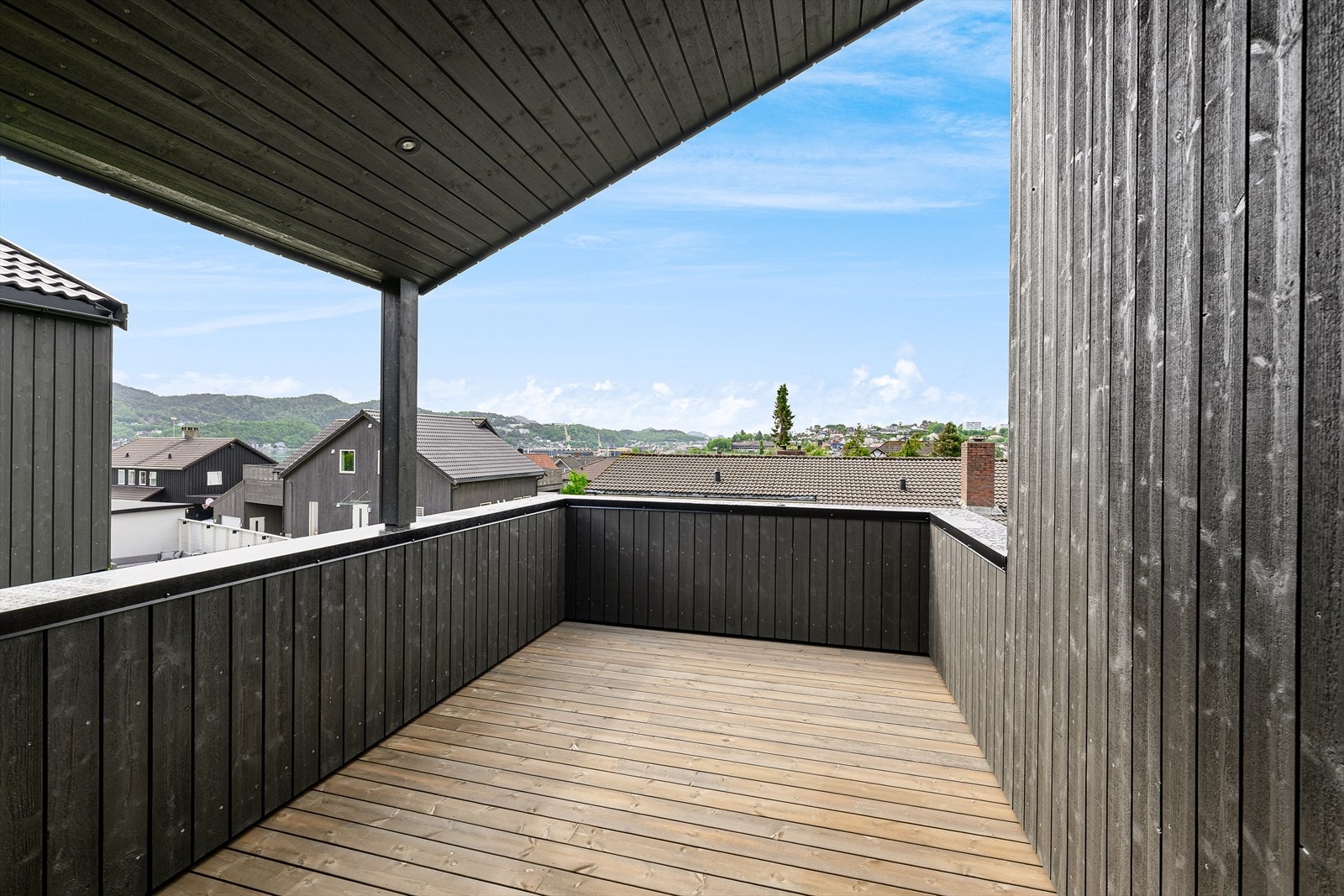 Romslig terrasse . Galleribilde