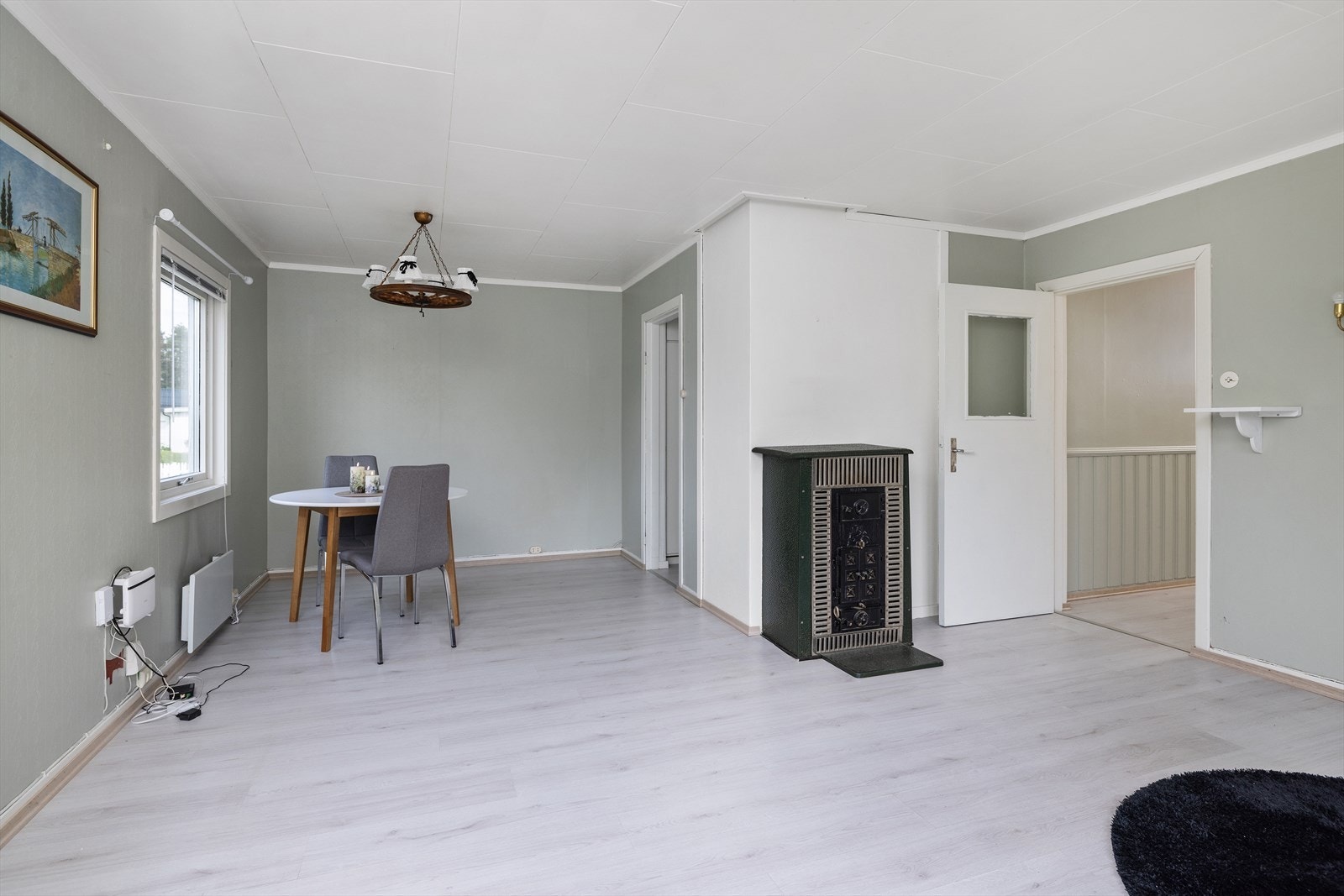 Stuen har god plass til både spisebord og sofagruppe. Galleribilde