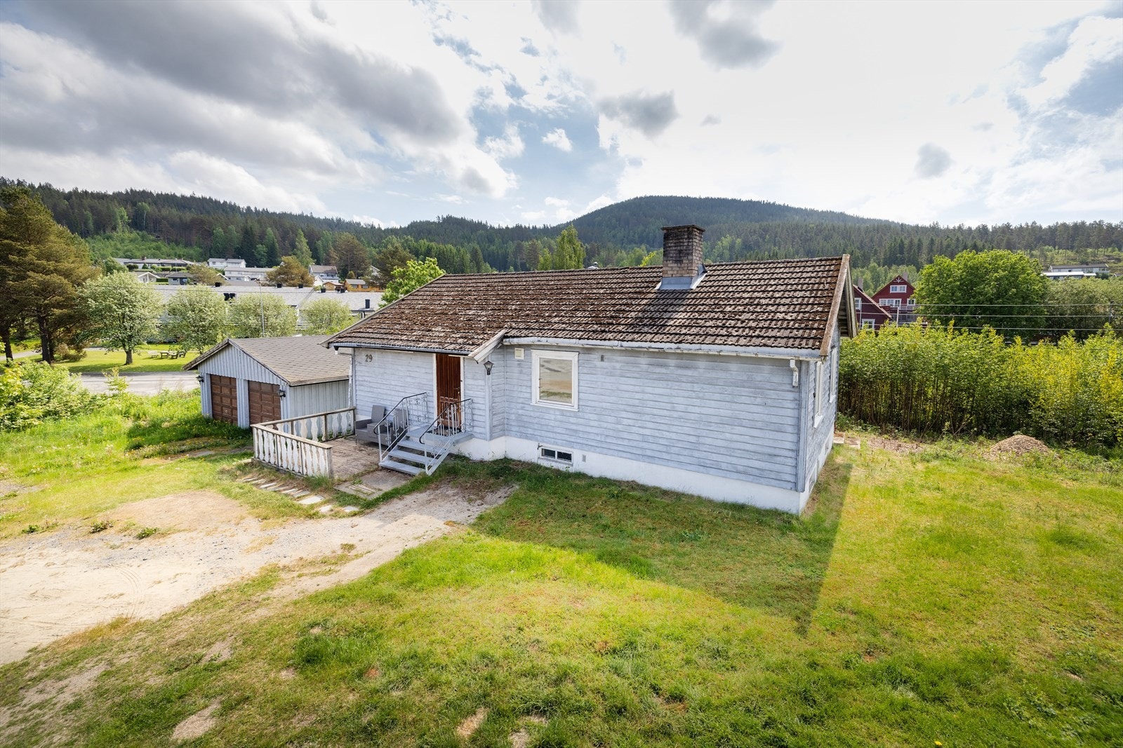 Enebolig på en flat med kjeller. Delvis opparbeidet tomt med gruset gårdsplass og gode parkeringsmuligheter. Galleribilde