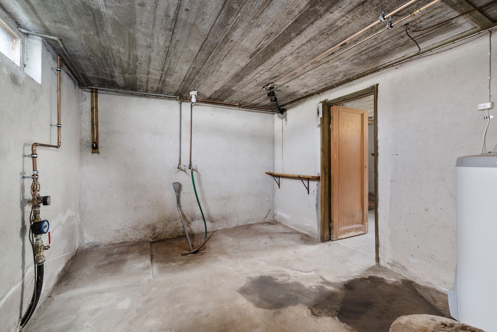 Vaskekjelleren er utstyrt med opplegg for vaskemaskin og har sluk i gulvet. Galleribilde