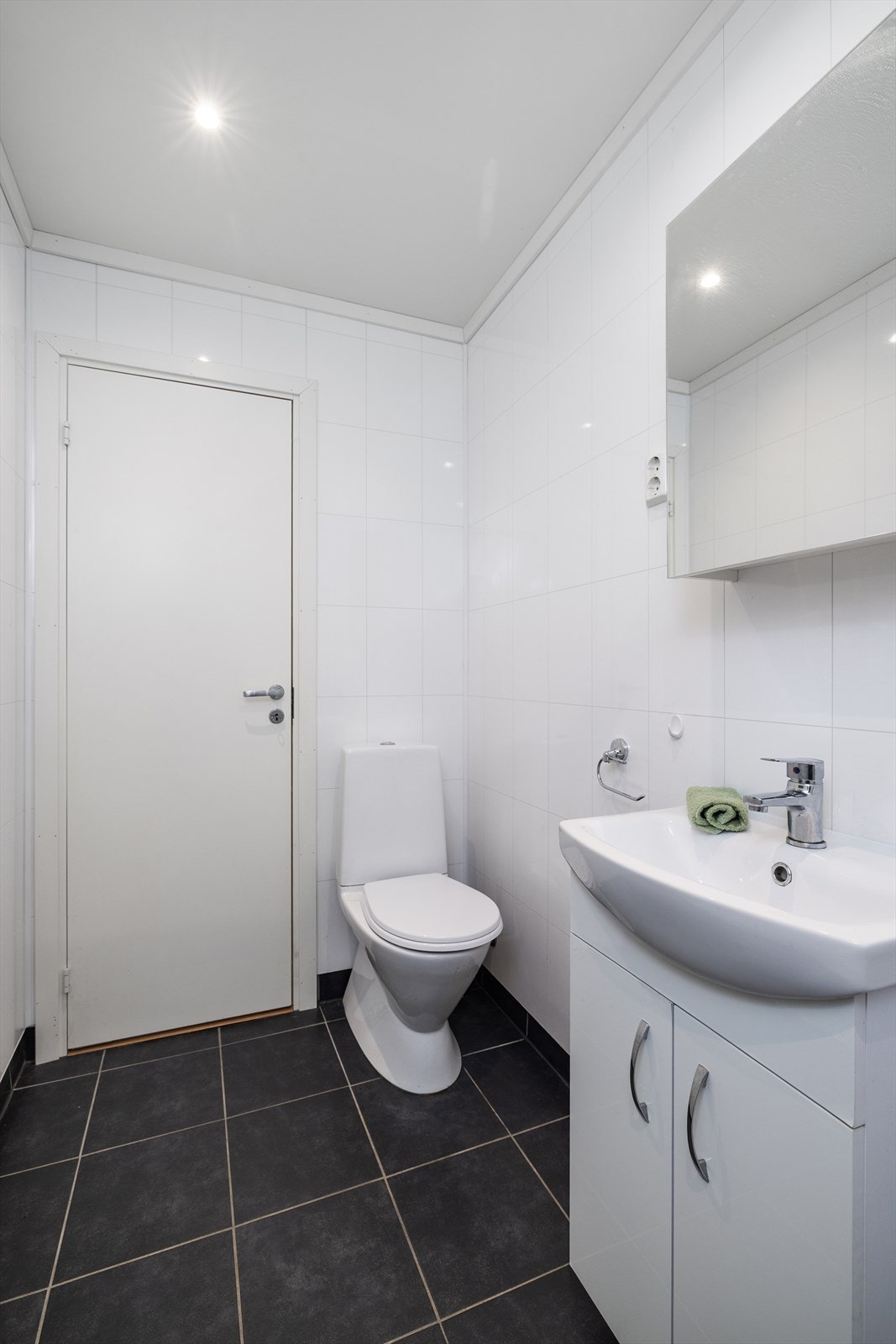 Badet i første etasje er oppgradert og har flislagt gulv med elektrisk gulvvarme. Galleribilde