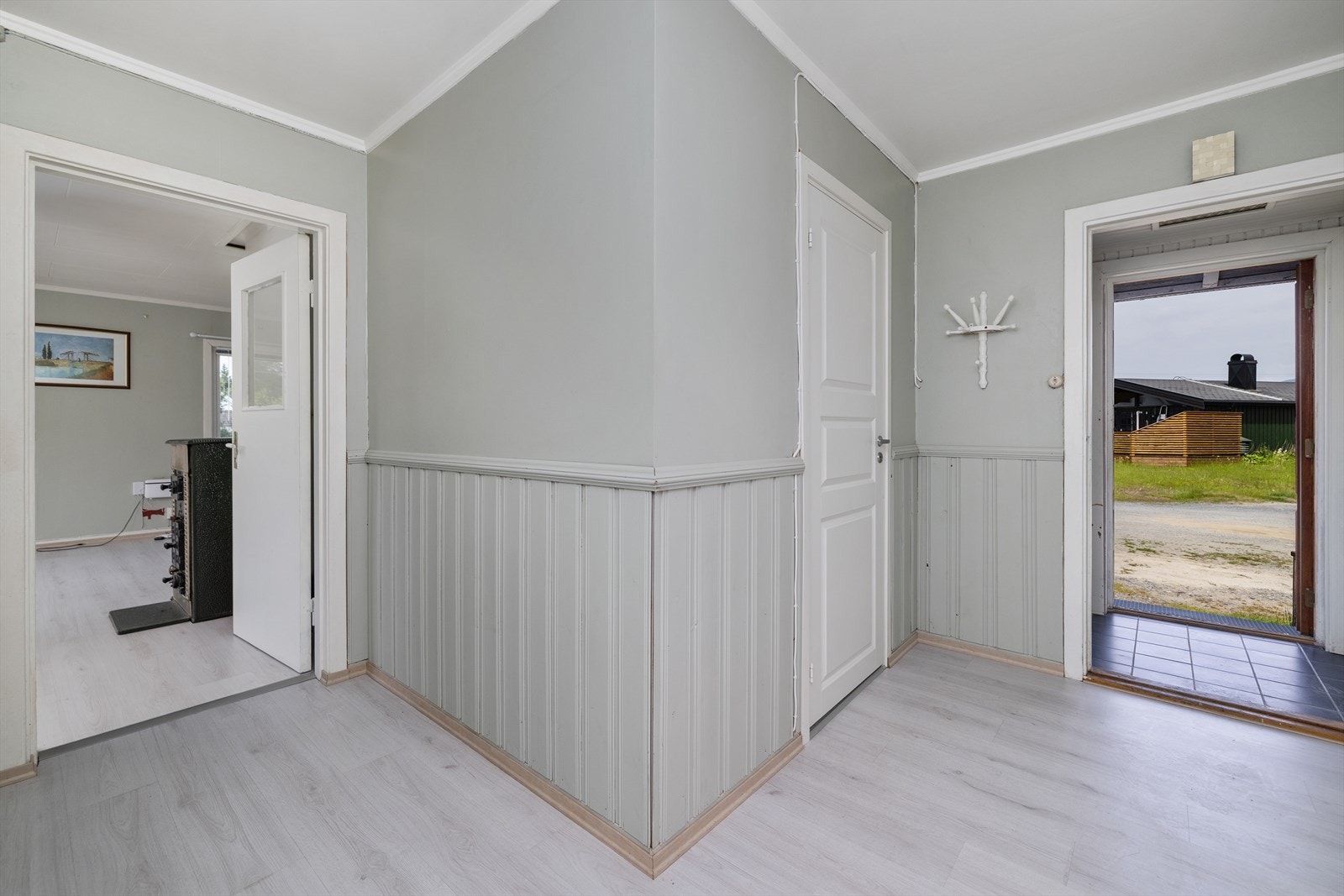 Inngangspartiet leder inn til en gang med brystningspanel, som knytter sammen etasjens rom. Galleribilde