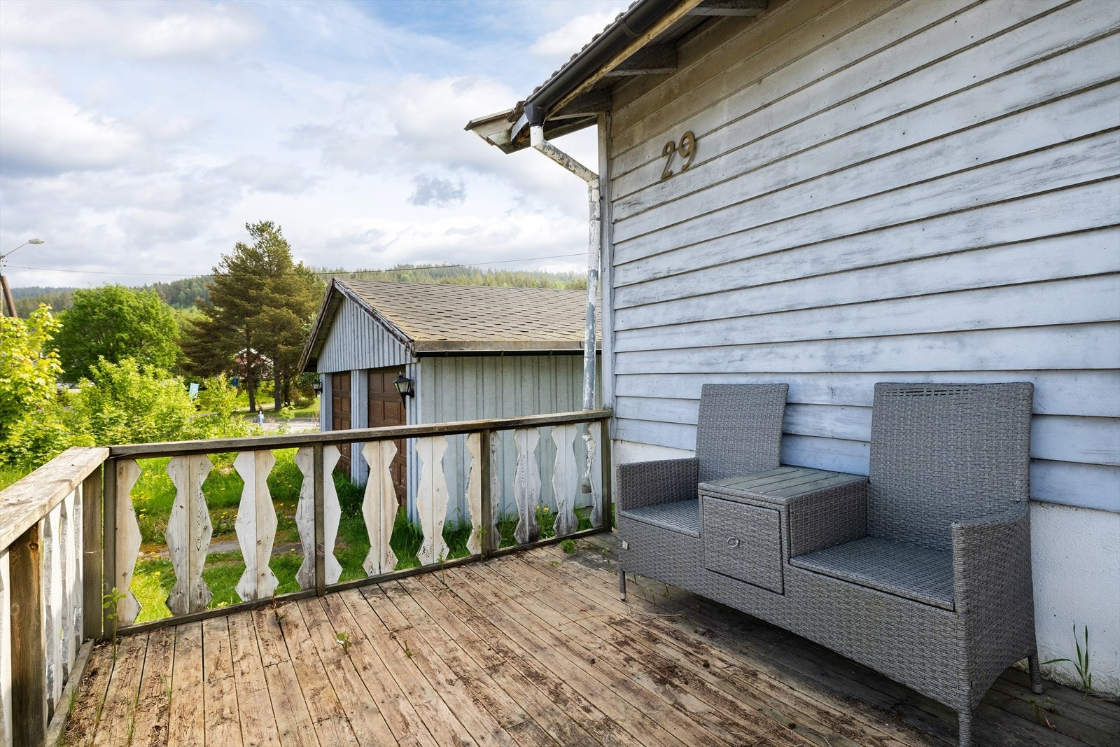 Ved inngangspartiet er det en terrasse på ca. 9 m² med plass til en liten sittegruppe. Galleribilde