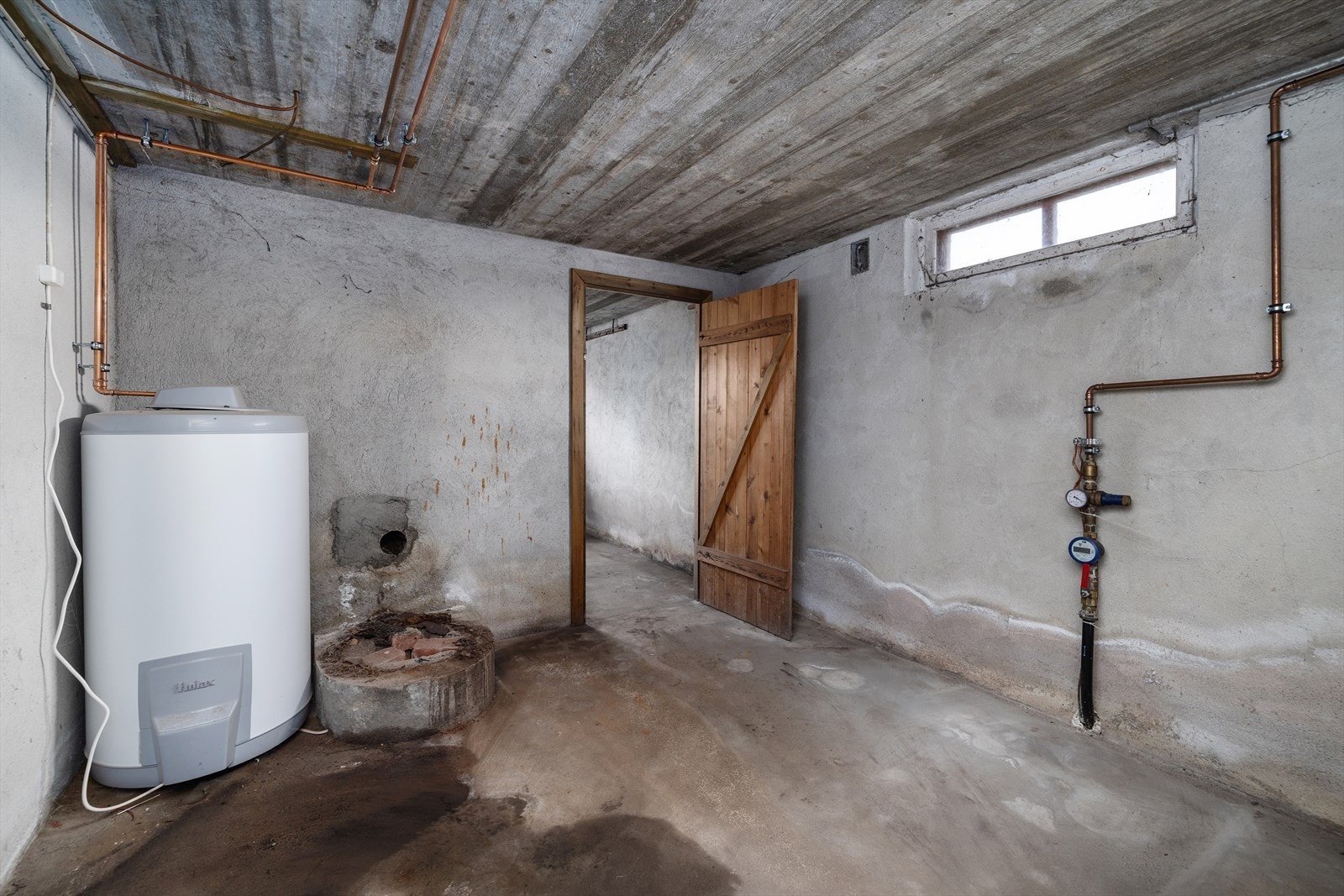 I kjelleren er varmtvannsberederen på ca. 200 liter plassert. Denne er fra 2021. Galleribilde