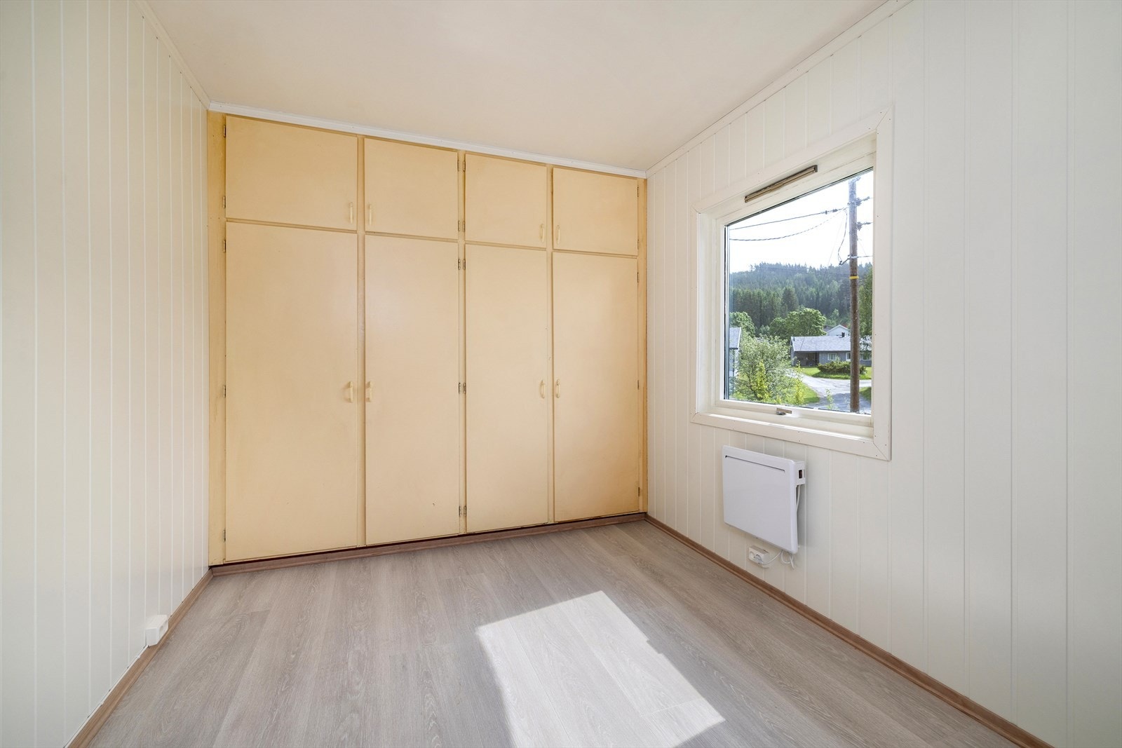 Det ene av etasjens to soverom. Rommet har plassbygde garderobeskap for effektiv oppbevaring. Nylig modernisert med nytt gulv og nye vegger. Galleribilde