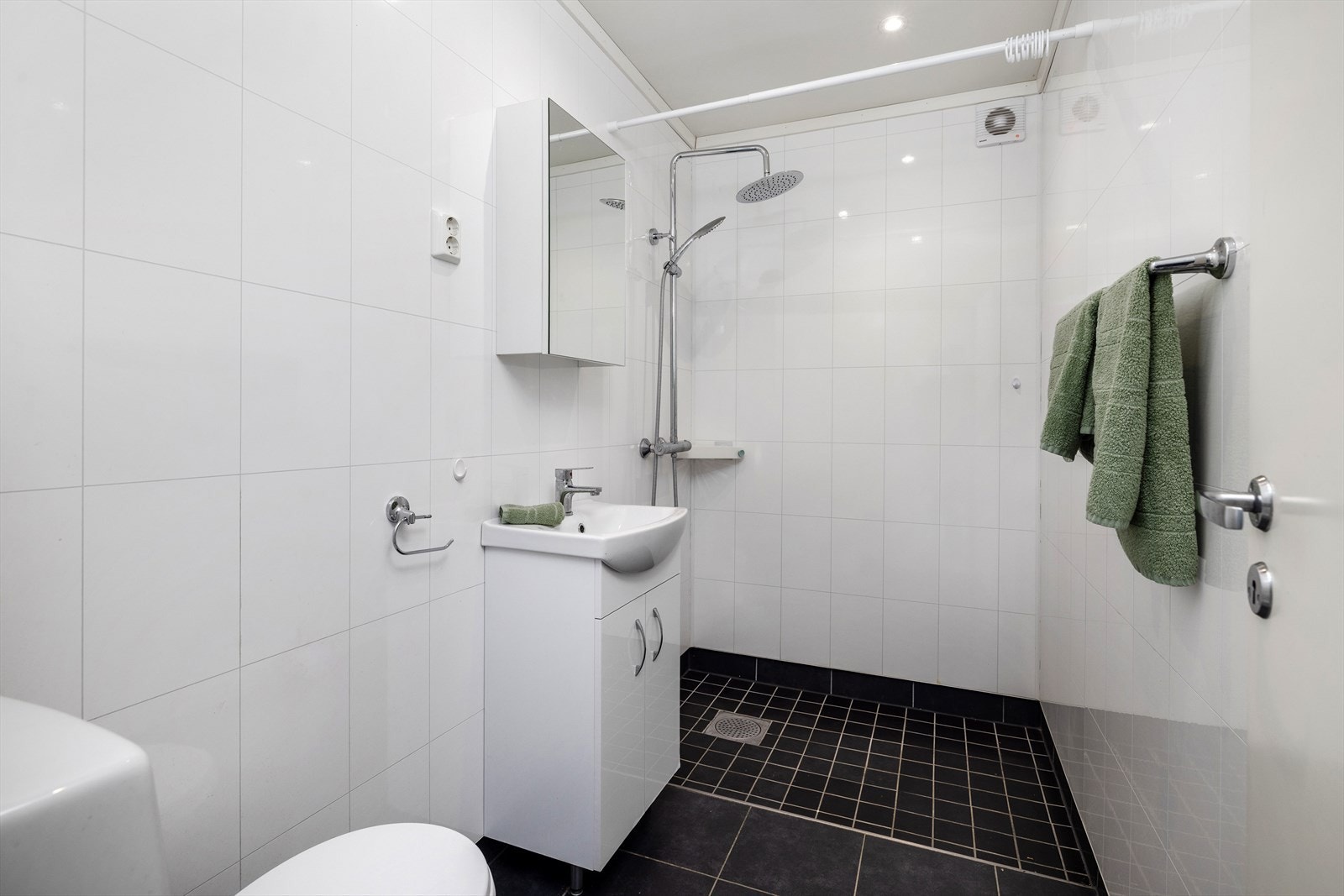 Innredningen består av servantskap med heldekkende topp og speilskap. Rommet har mekanisk avtrekk. Galleribilde