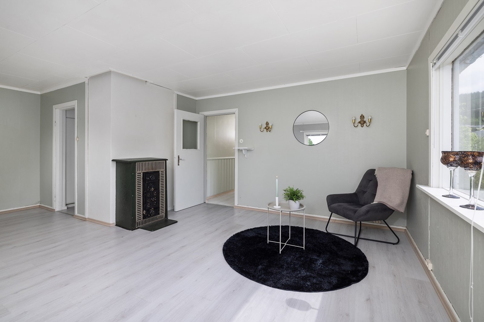 Stuen har
rikelig med naturlig lysinnslipp fra flere vinduer. Galleribilde