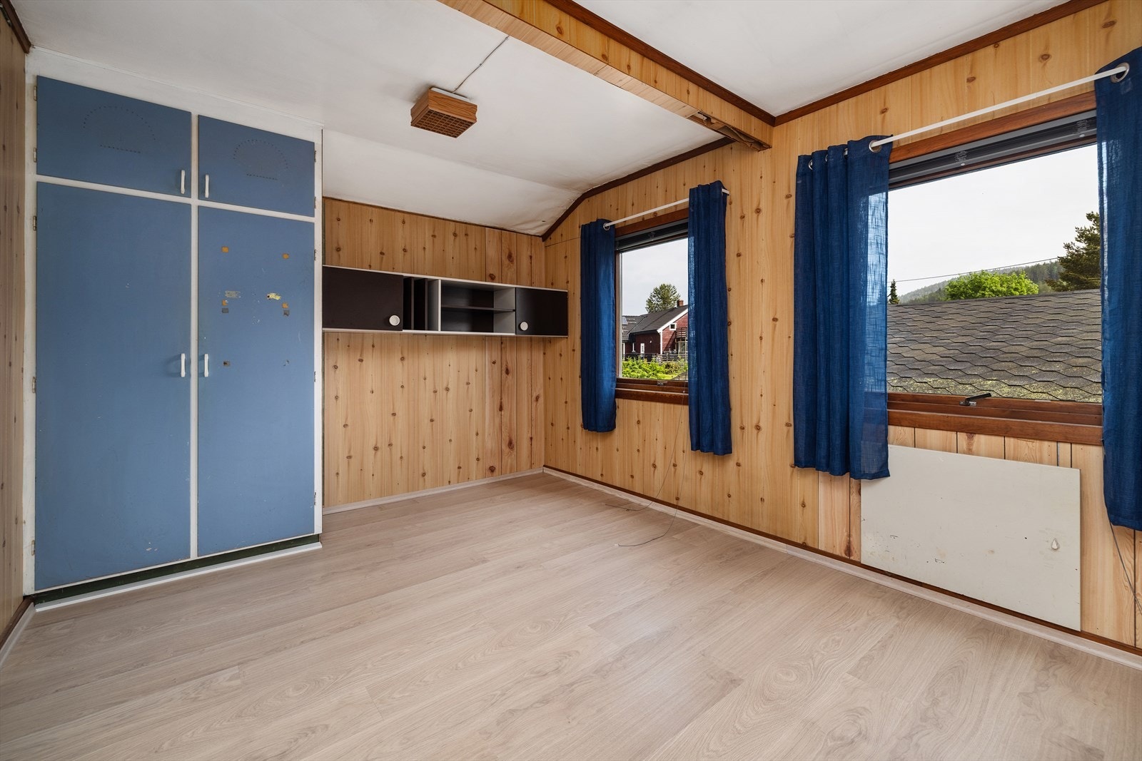 God plass til seng og oppbevaringsløsninger. Også her er det laminat på gulvet. Galleribilde
