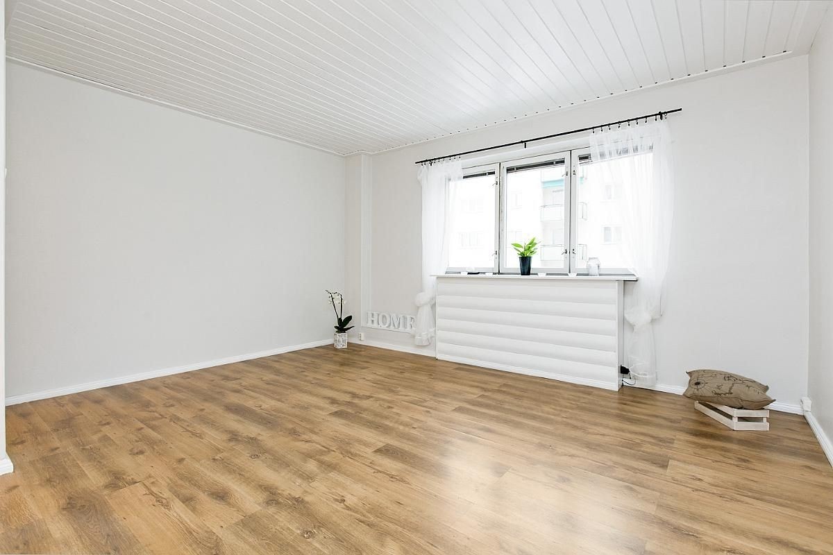Romslig og lys stue med store vindusflater som slipper inn rikelig med naturlig lys Galleribilde
