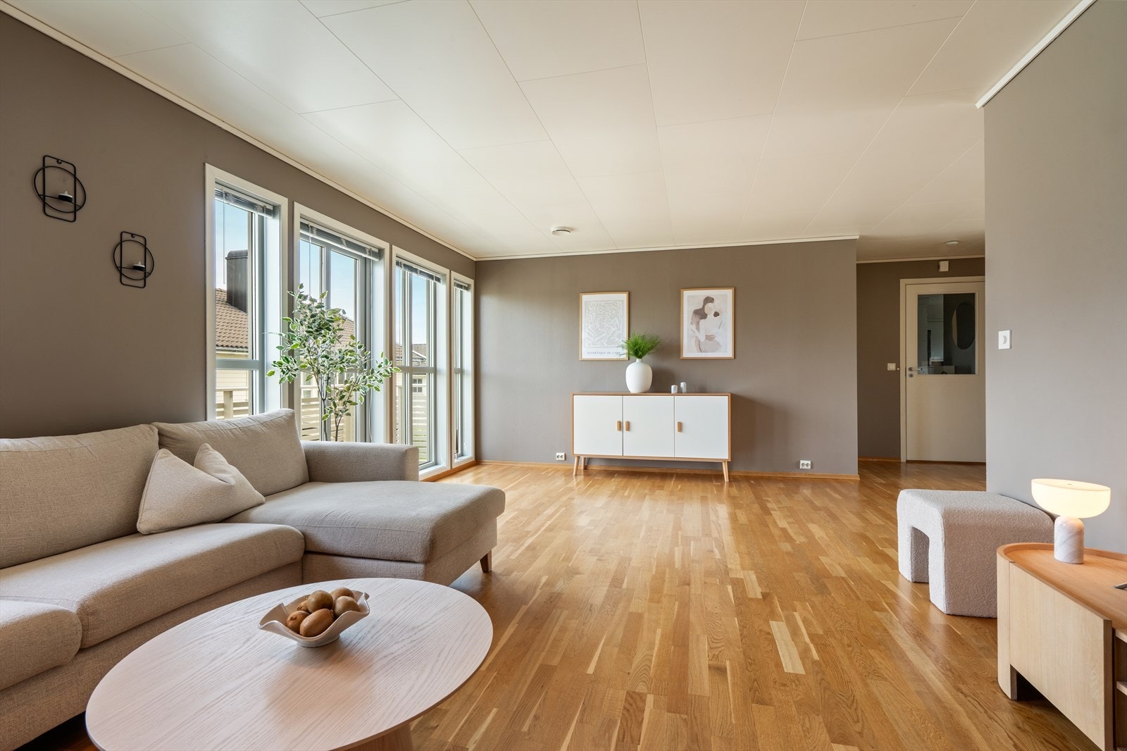Stuen er romslig med god plass til sofagruppe, spisebord og øvrig møblement. Galleribilde