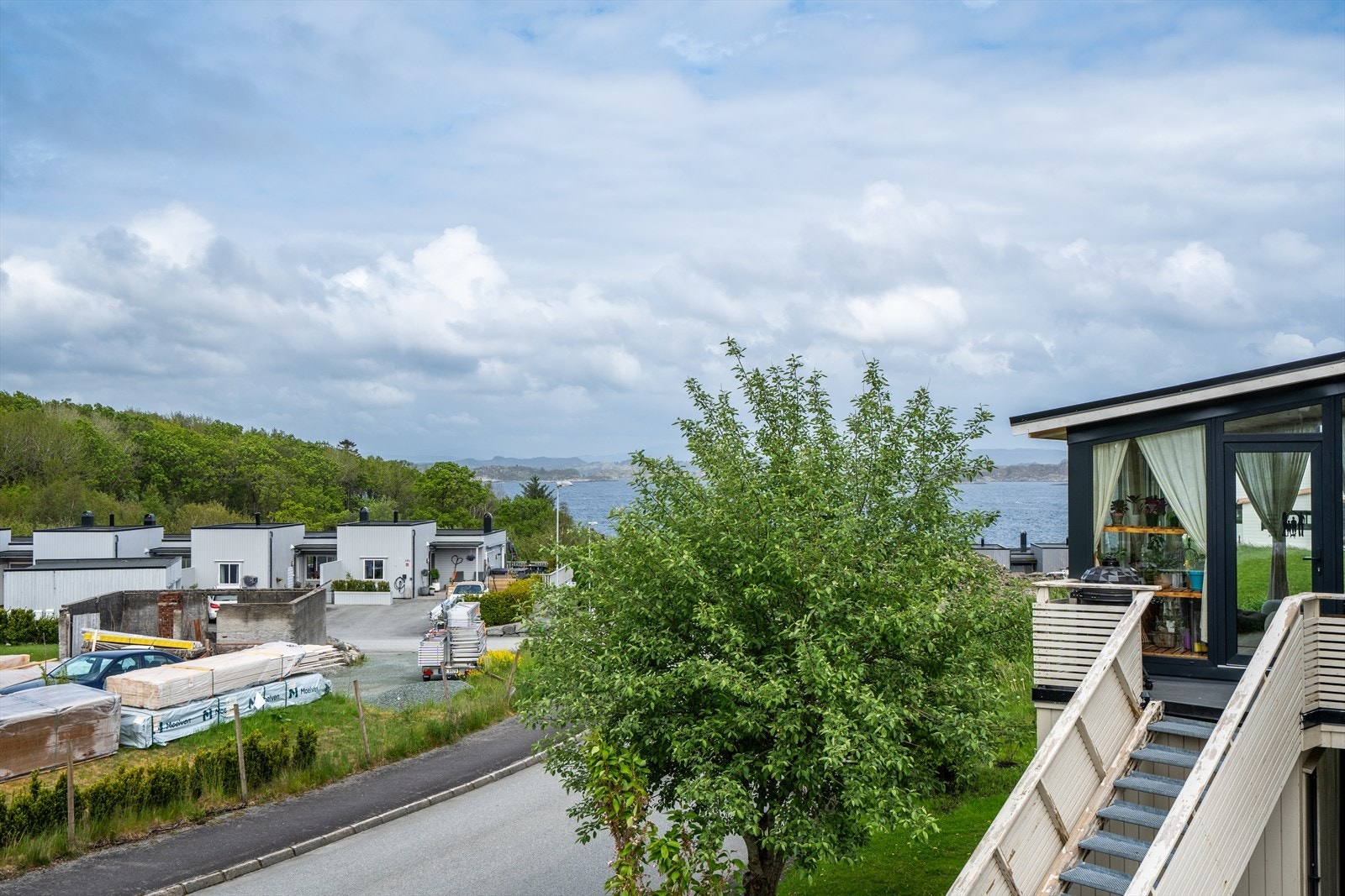 Fra leiligheten er det utsikt over nærområdet og sjøen. Galleribilde