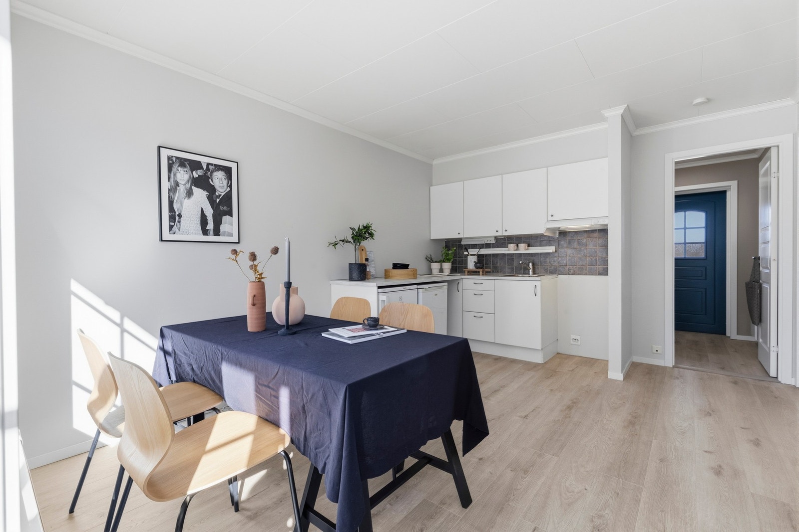 Ved kjøkkenet er det plass til et spisebord. Galleribilde