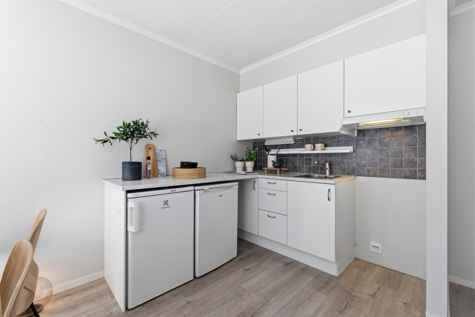Kjøkkeninnredningen har finerte fronter, laminat benkeplater, oppvaskkum, ventilator, fliser over benk, belysning under overskap, kjøleskap og fryseskap. Eier opplyser at ny kjøkkeninnredning ble montert i 2016. Galleribilde
