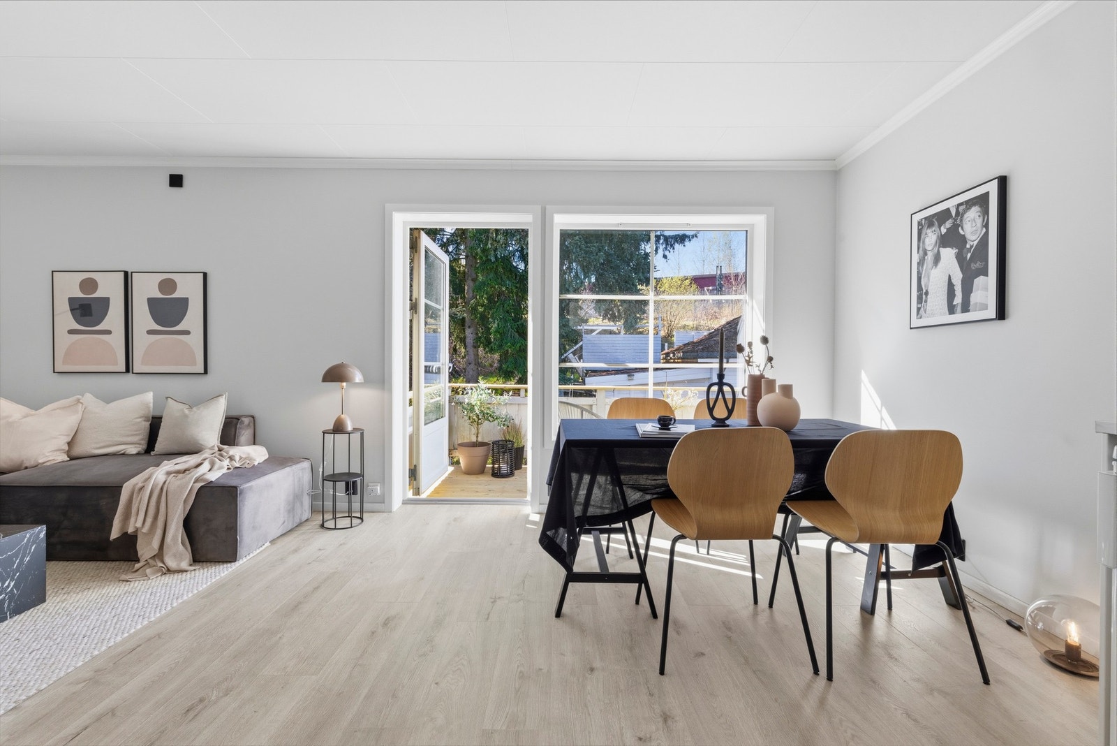 Fra stuen er det utgang til terrasse Galleribilde