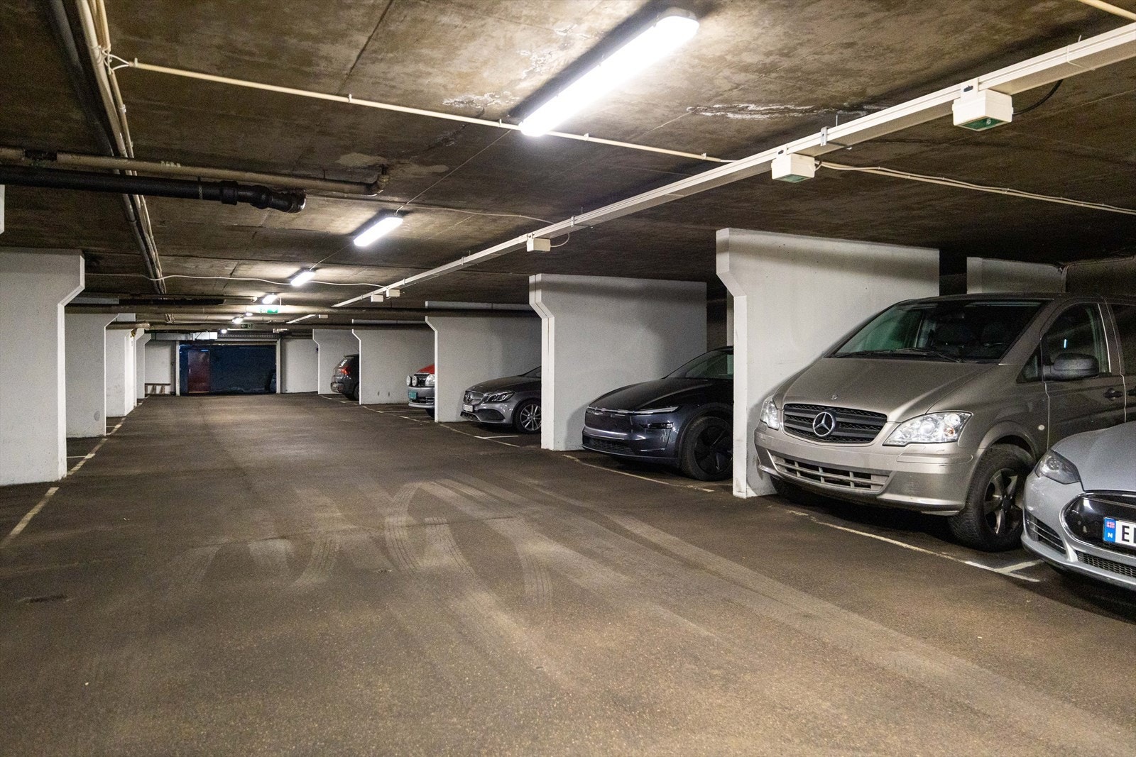 Bygget har felles garasjeanlegg i underetasjen hvor det tidvis legges ut plasser for salg og leie. Galleribilde