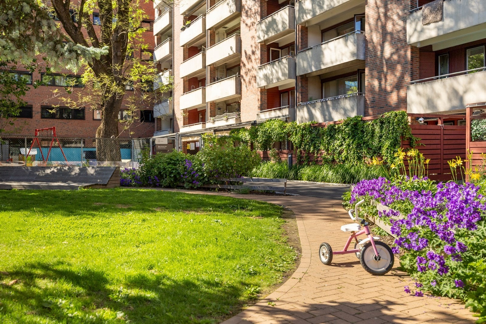 Et trygt og barnevennlig fellesområde, tilbaketrukket fra gaten. Galleribilde