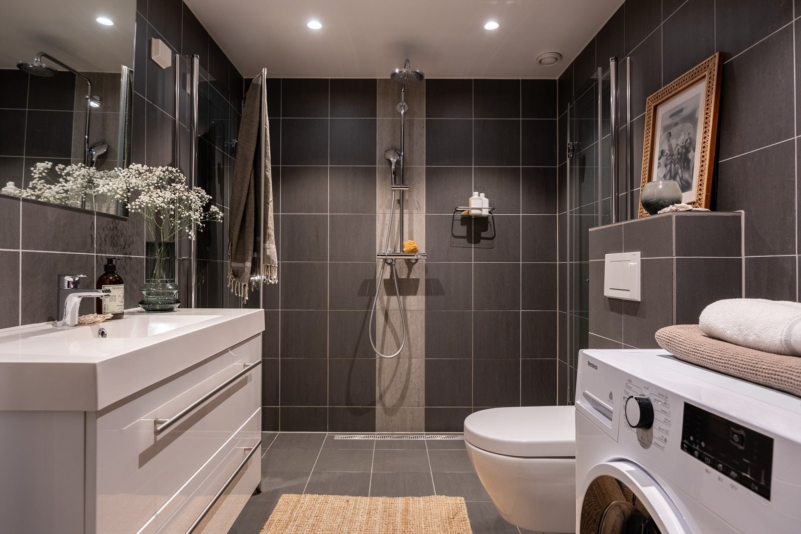 Badet er fra 2016 og har varmekabler i gulvet, vegghengt toalett og vaskemaskin (medfølger). Galleribilde