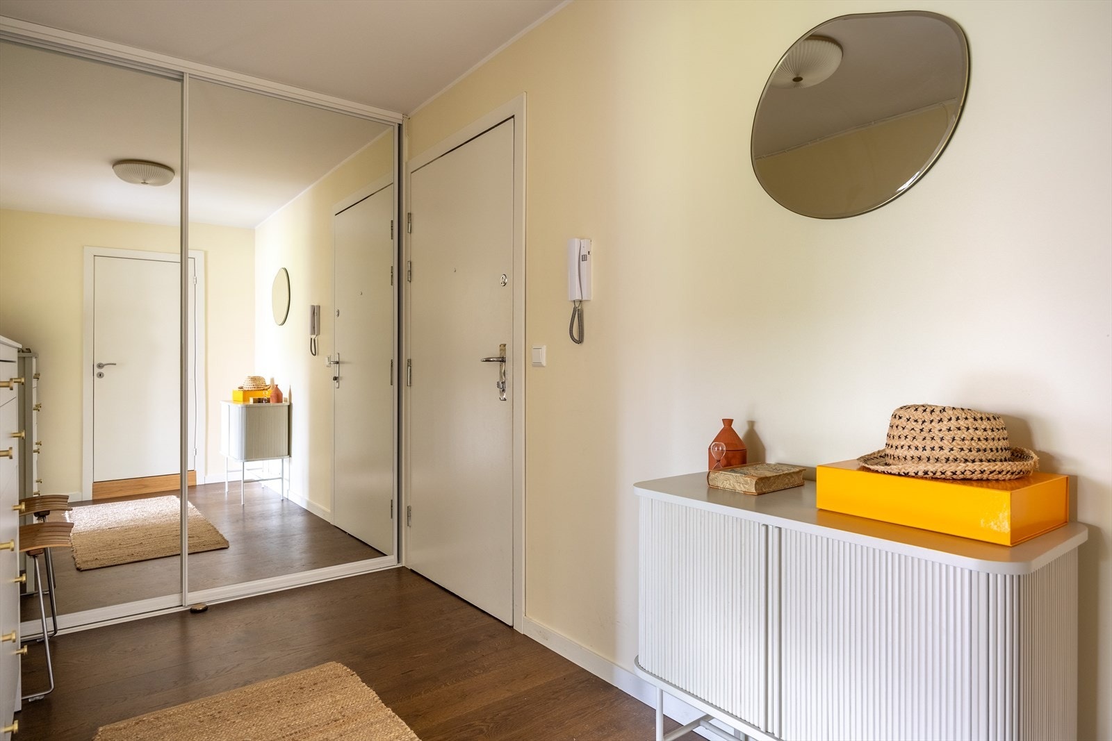 En stor skyvedørsgarderobe i entréen gir rikelig med oppbevaringsplass (installert i 2024). Bygget har dørcalling med porttelefon. Galleribilde