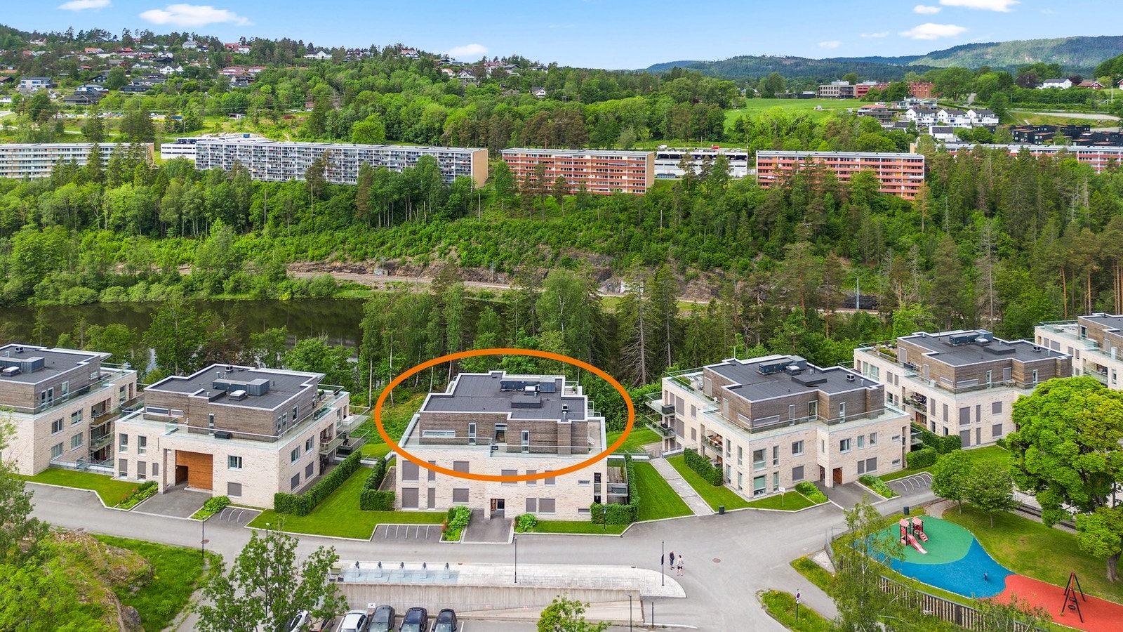 Leiligheten har fire frie fasader som gir rikelig med naturlig lys, luftig romfølelse og en sjelden grad av privatliv Galleribilde