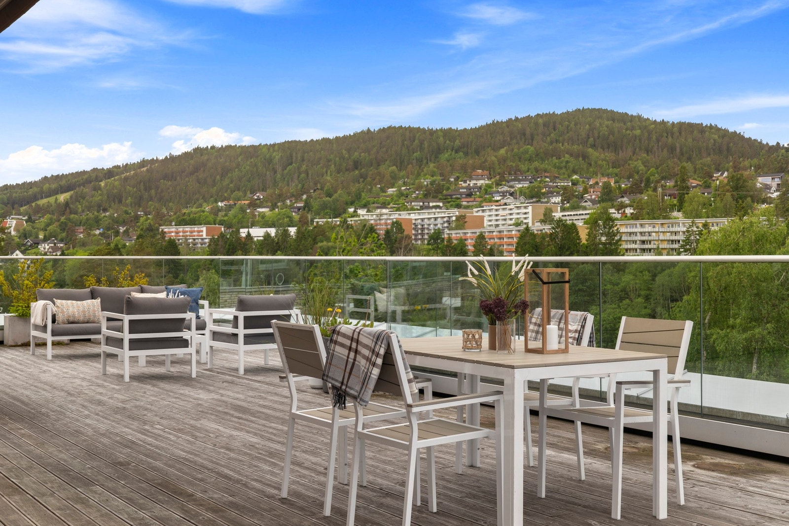 Takterrasse strekker seg rundt hele leiligheten og byr på utsikt og sol hele dagen Galleribilde