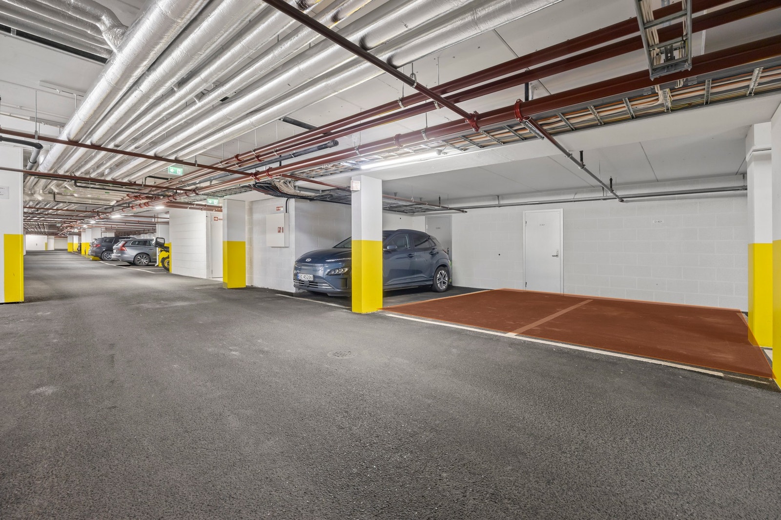 Det medfølger 2 garasjeplasser med stor bod på ca 16 m2 i bakkant Galleribilde