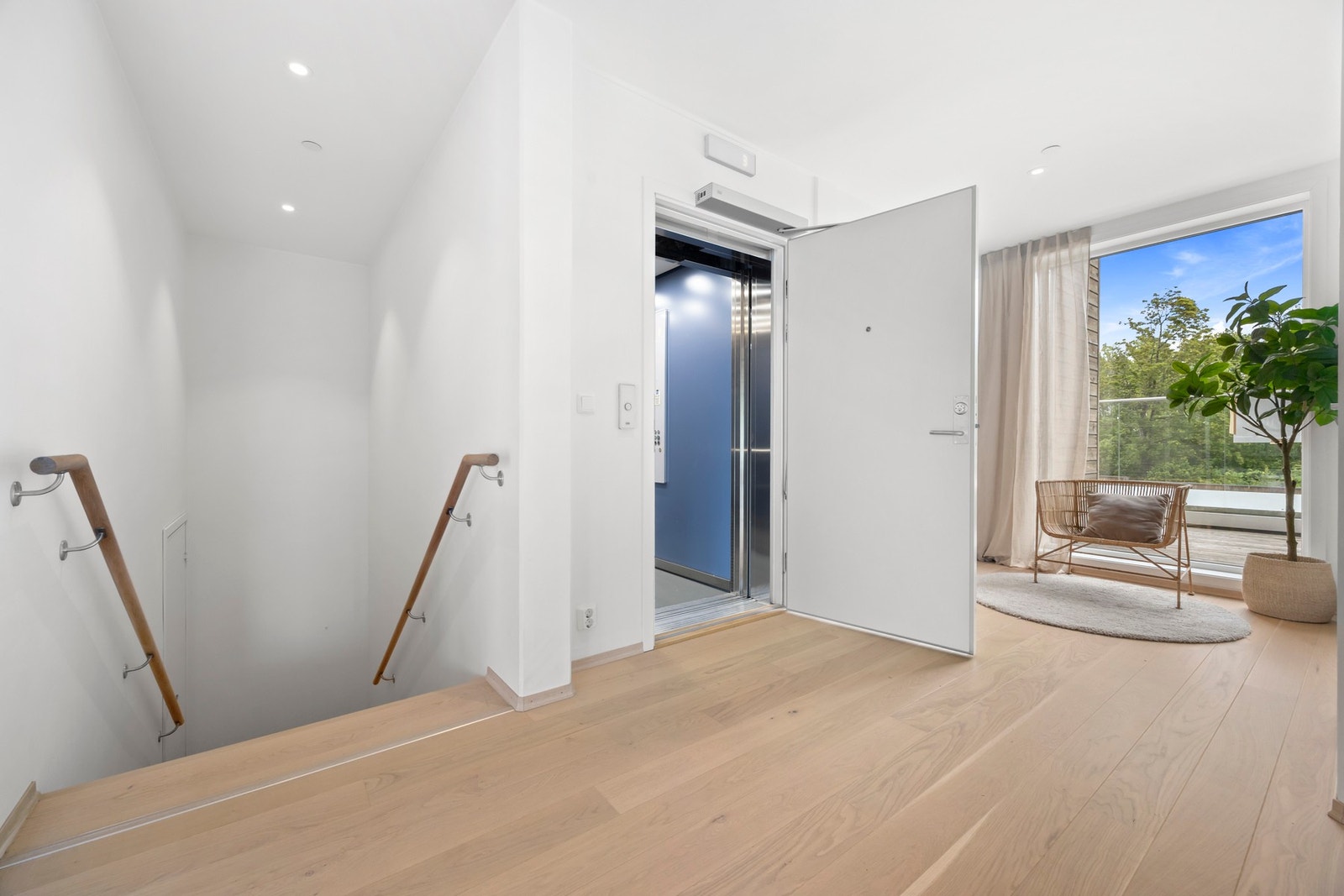 Det er heis fra bakkeplan og garasje direkte inn i leiligheten Galleribilde