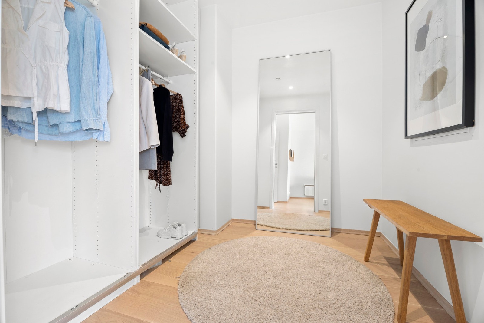 Walk-in garderobe i tilknytning til hovedsoverom Galleribilde