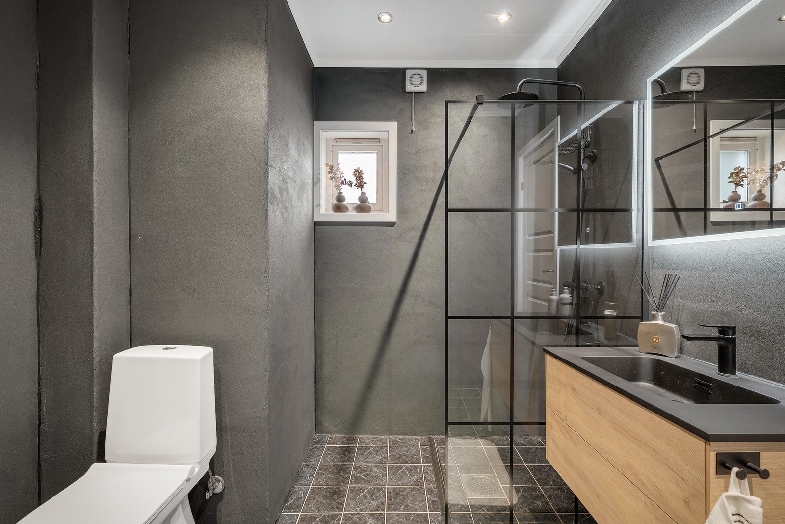 - Badet er moderne og delikat utført med fliser på gulv og microsement på veggene - Galleribilde