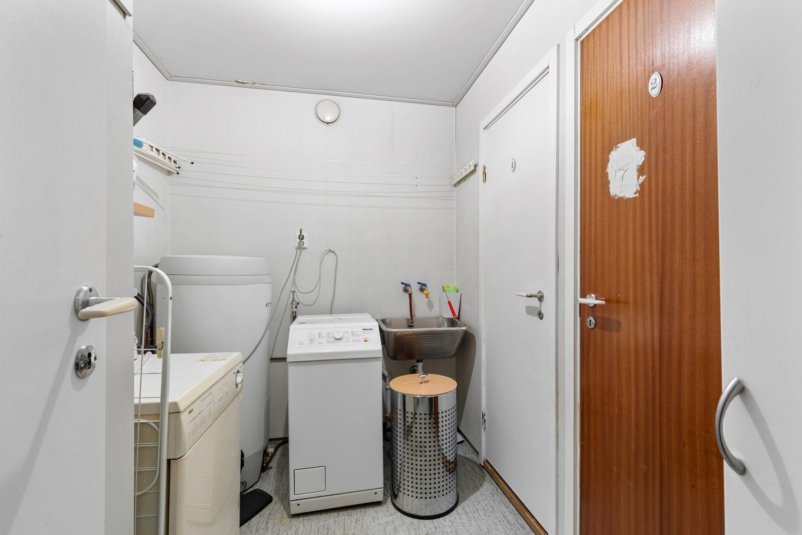 Vaskerom med bereder, stoppekran, vannmåler, skyllekum og opplegg for vaskemaskin. Galleribilde